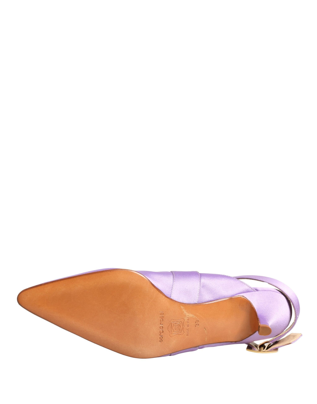 Sandales en satin violet Dolce & Gabbana, chaussures élégantes avec bride à talon, visibles en gros plan sur fond neutre.