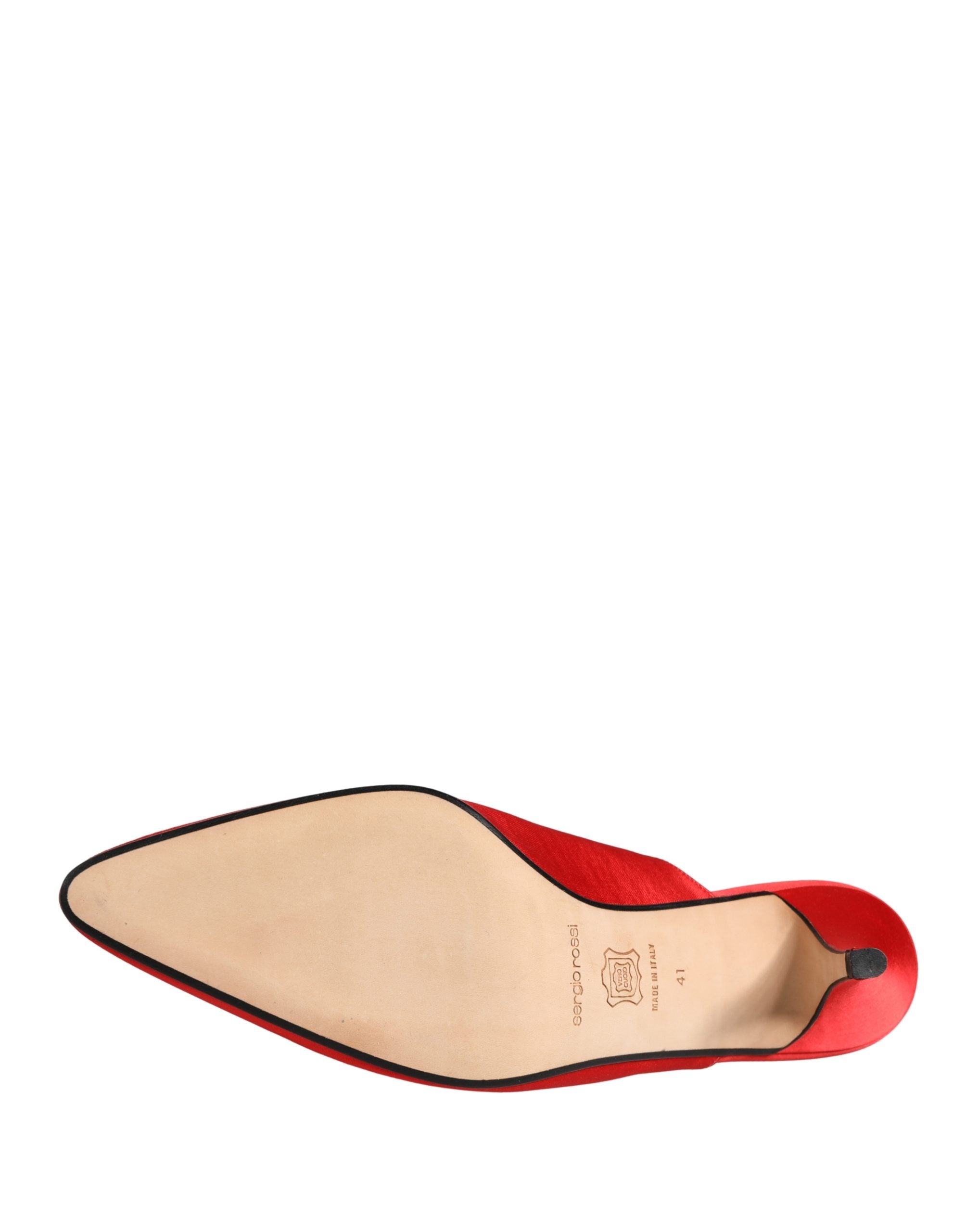 Chaussures mule en daim rouge Dolce & Gabbana avec talons, élégantes et sophistiquées, visibles de côté sur fond neutre.