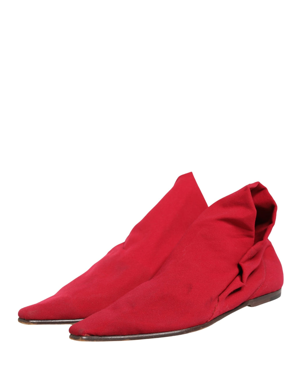 Chaussures Dolce & Gabbana en daim rouge, bottines à la cheville élégantes avec talon, visibles en gros plan.