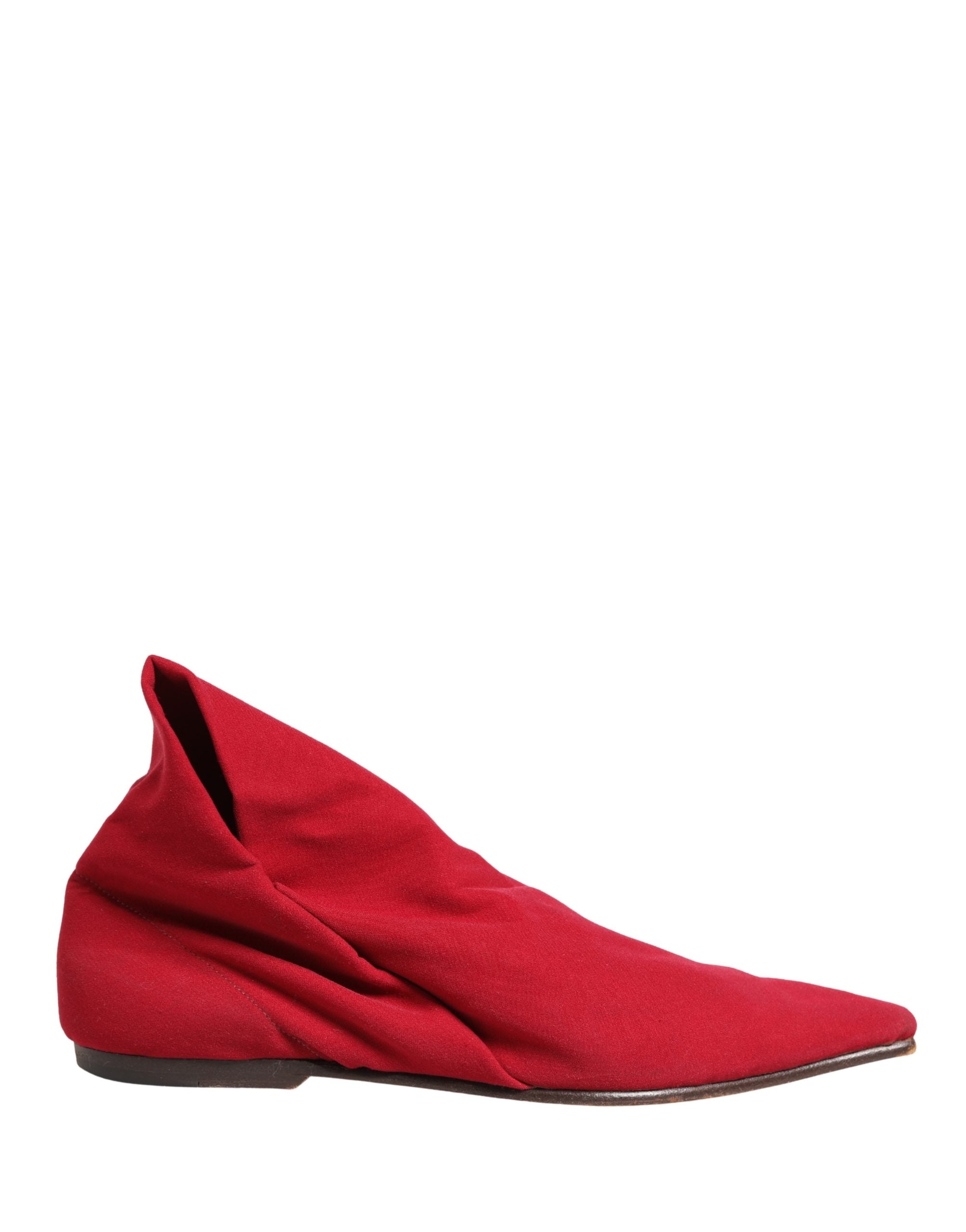 Bottines en daim rouge Dolce & Gabbana pour femme, talons courts et design élégant visible sur l'image.