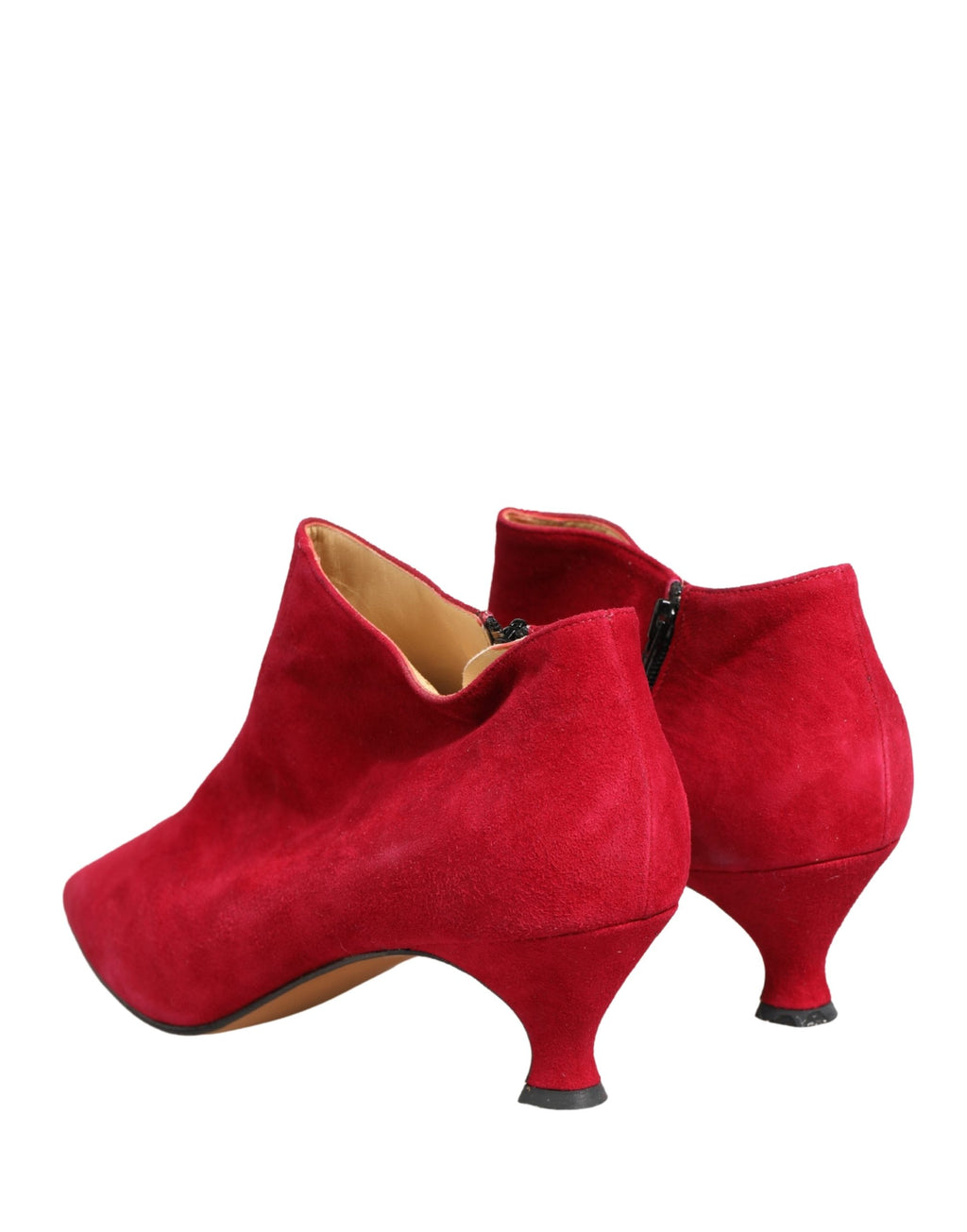 Bottes bottines en daim rouge de Dolce & Gabbana, chaussures élégantes pour femme, vues de côté avec semelle noire.