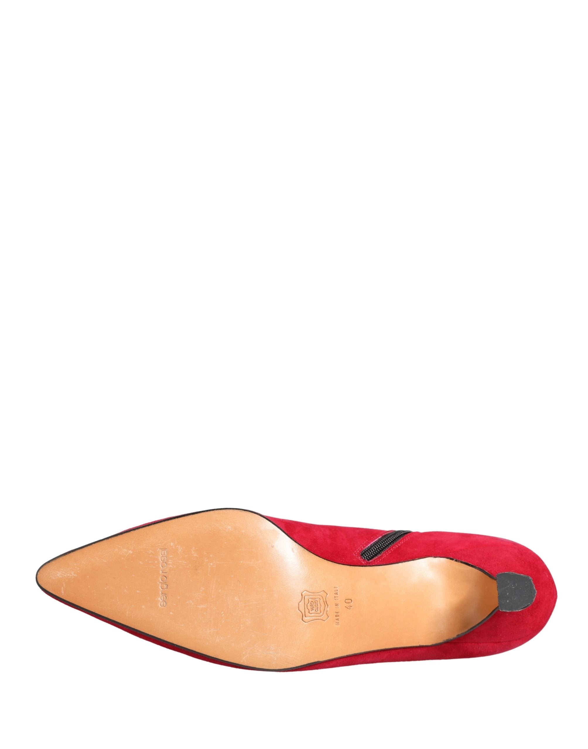Bottines en daim rouge Dolce & Gabbana pour femme, chaussures élégantes à la cheville, vue de face sur fond blanc