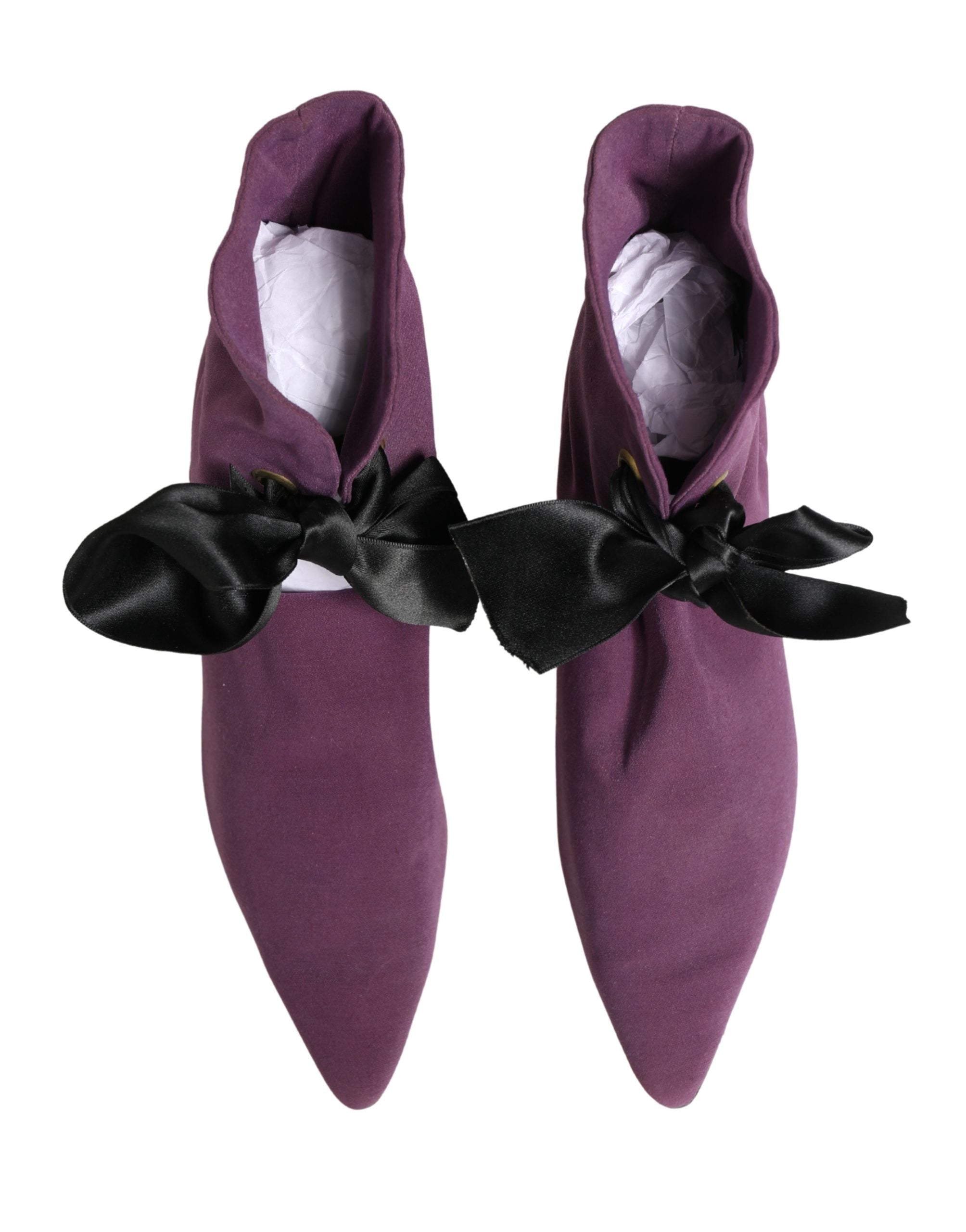 Bottes mi-mollet violettes Dolce & Gabbana en cuir, avec talon élégant et design sophistiqué, sur une surface blanche.