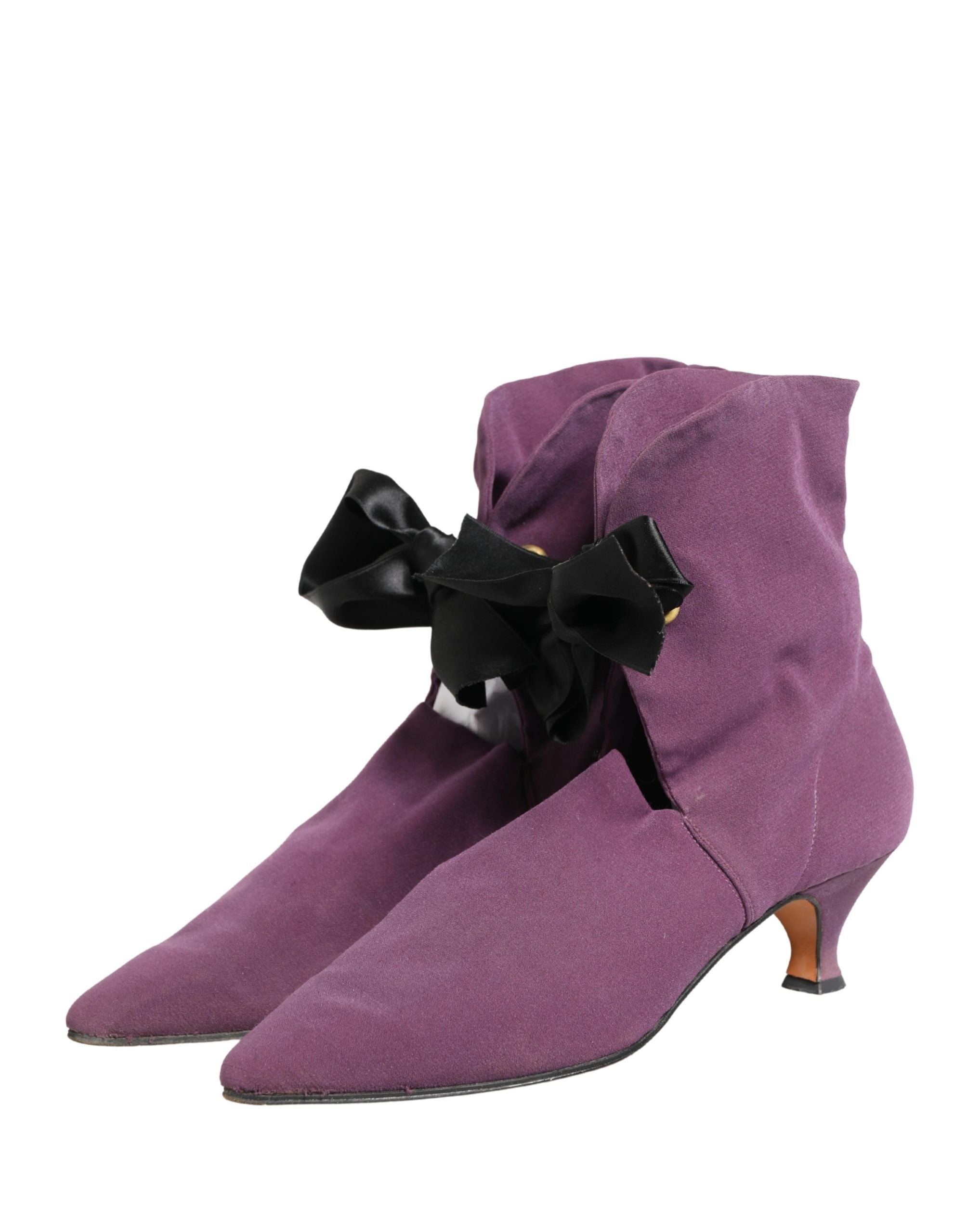 Bottes Dolce & Gabbana violettes mi-mollet en cuir avec talons et boucle, mode élégante et sophistiquée.