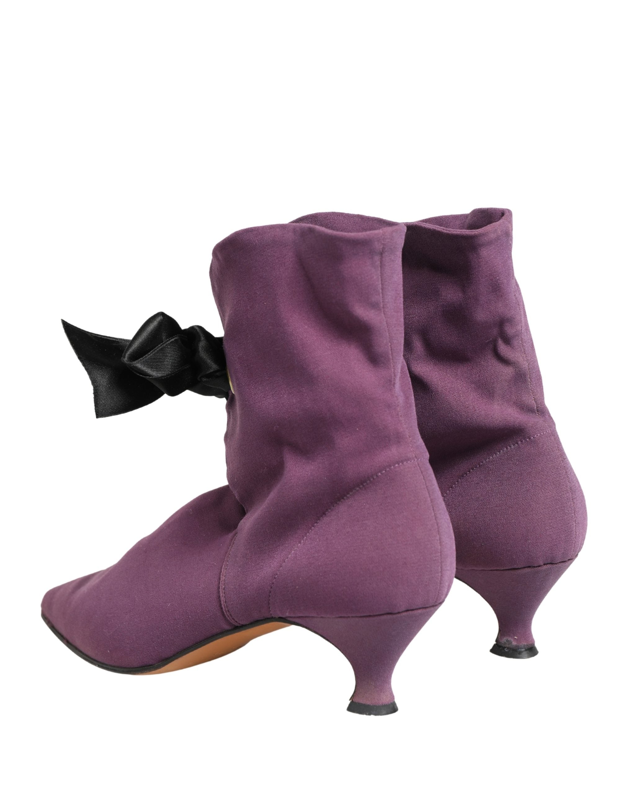 Bottes mi-mollet violettes Dolce & Gabbana en cuir avec talons, style élégant et moderne, visibles sur cette image.