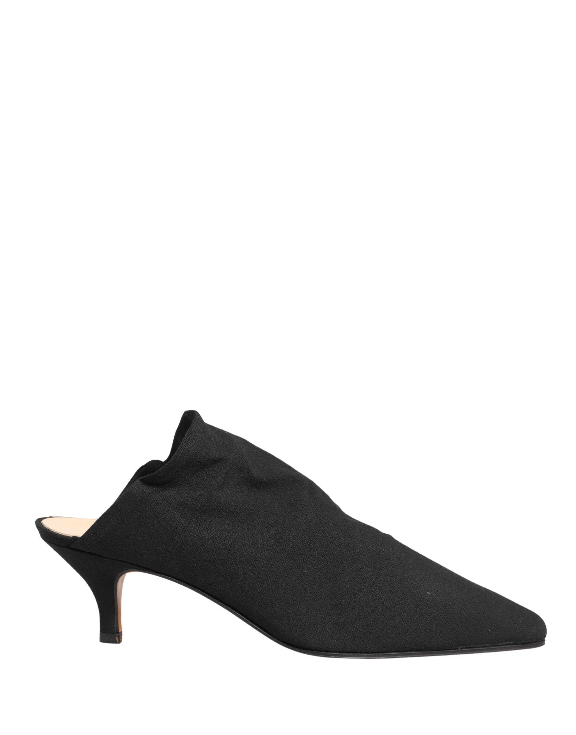 Chaussures mules à talon en daim noir de Dolce & Gabbana, vue de côté, élégantes et sophistiquées.
