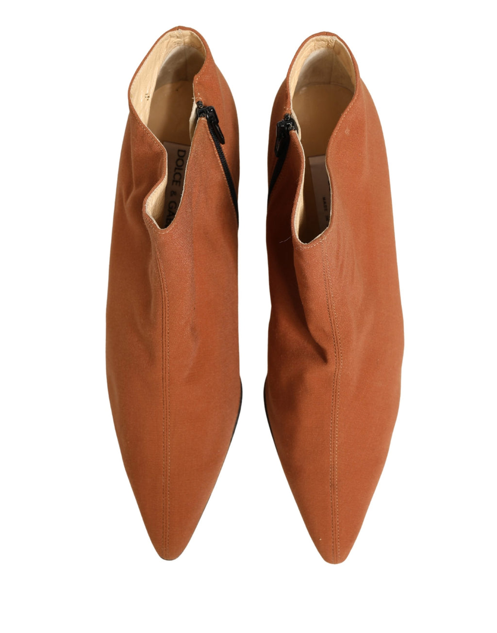 Chaussures bottines en daim marron Dolce & Gabbana pour femme, vue de profil, avec semelle en cuir et design élégant.