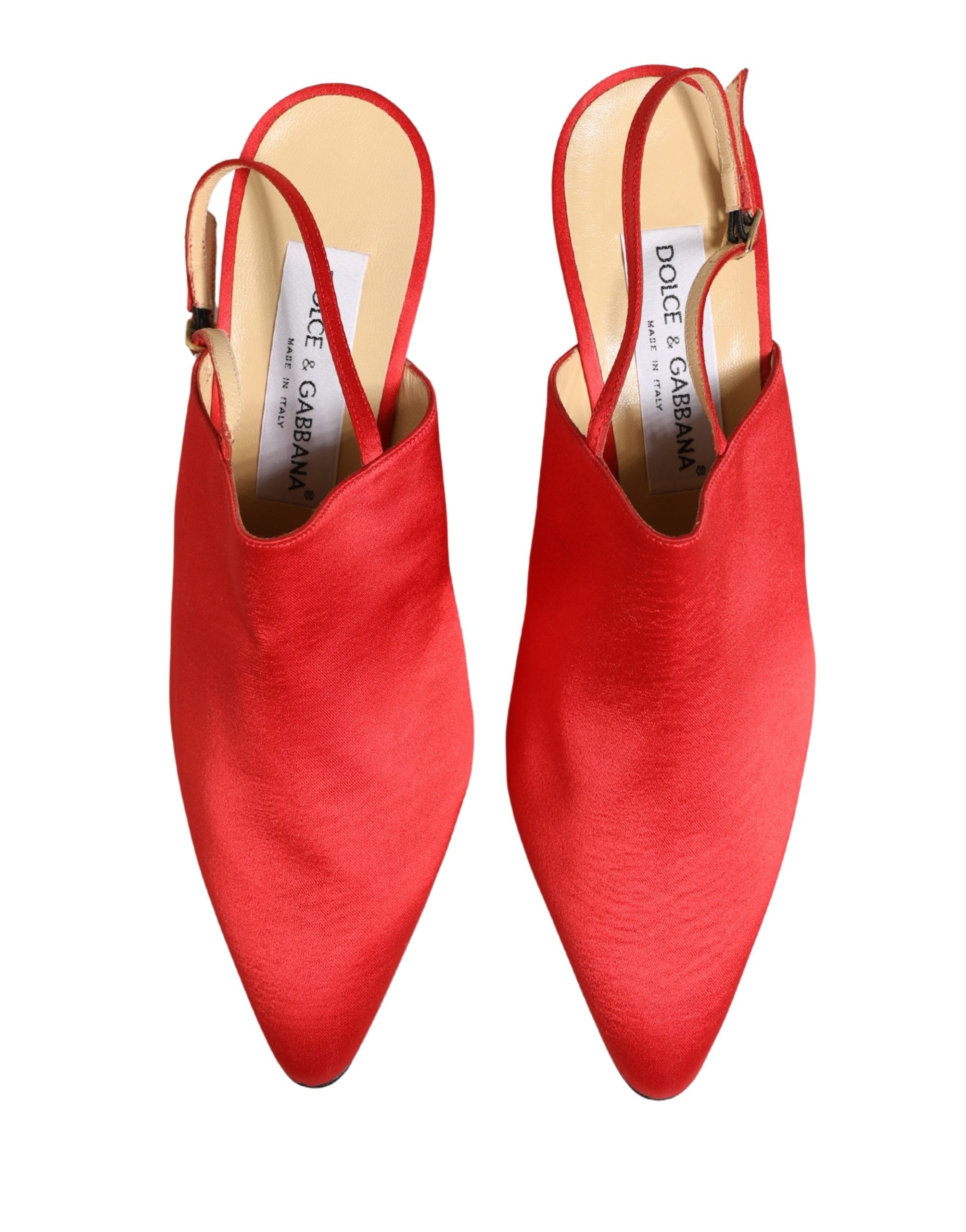 Chaussures à talons en daim rouge Dolce & Gabbana, sandales à talon slingback élégantes et raffinées.