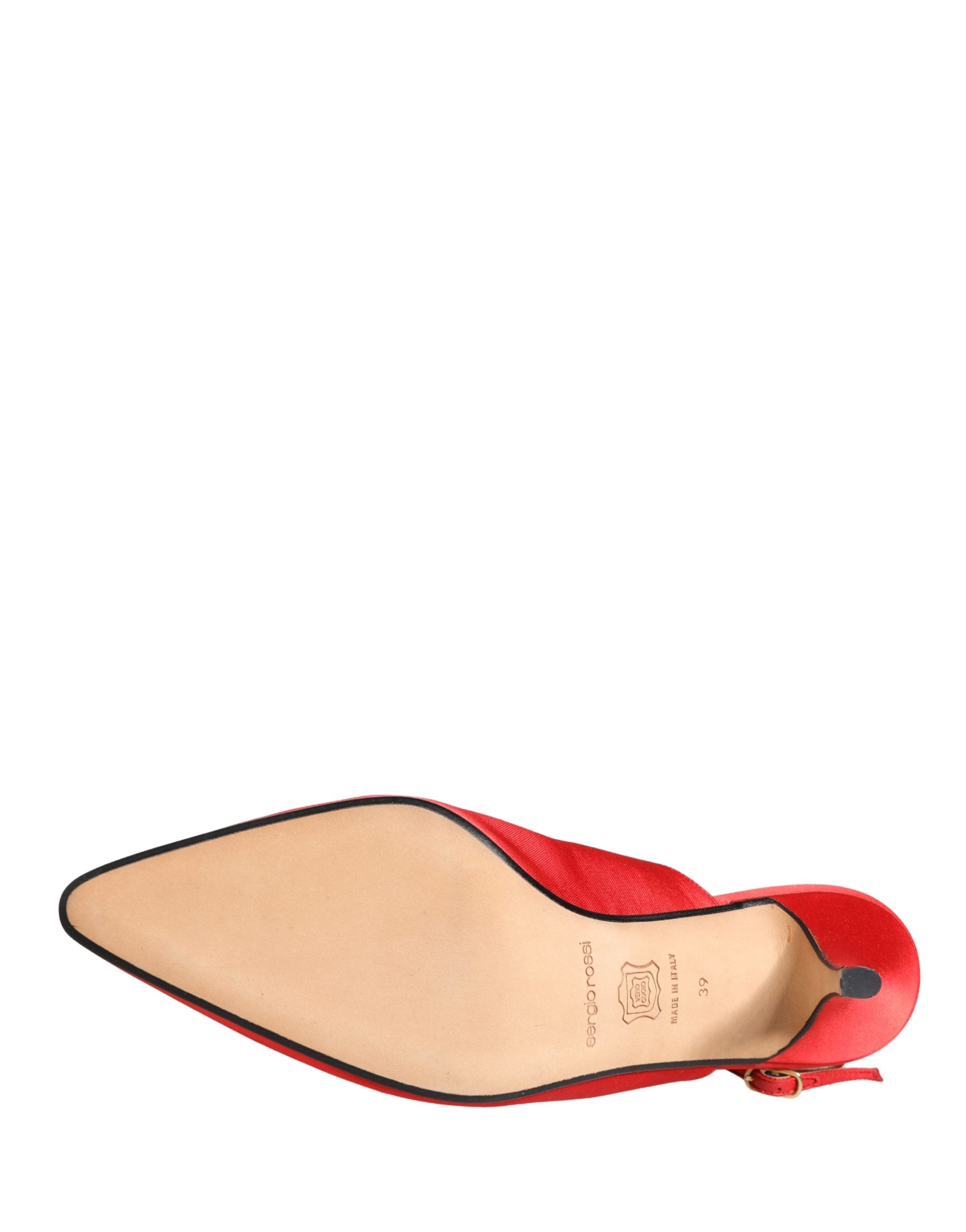 Escarpins à talons en daim rouge Dolce & Gabbana avec bride arrière, élégants et sophistiqués pour femmes.