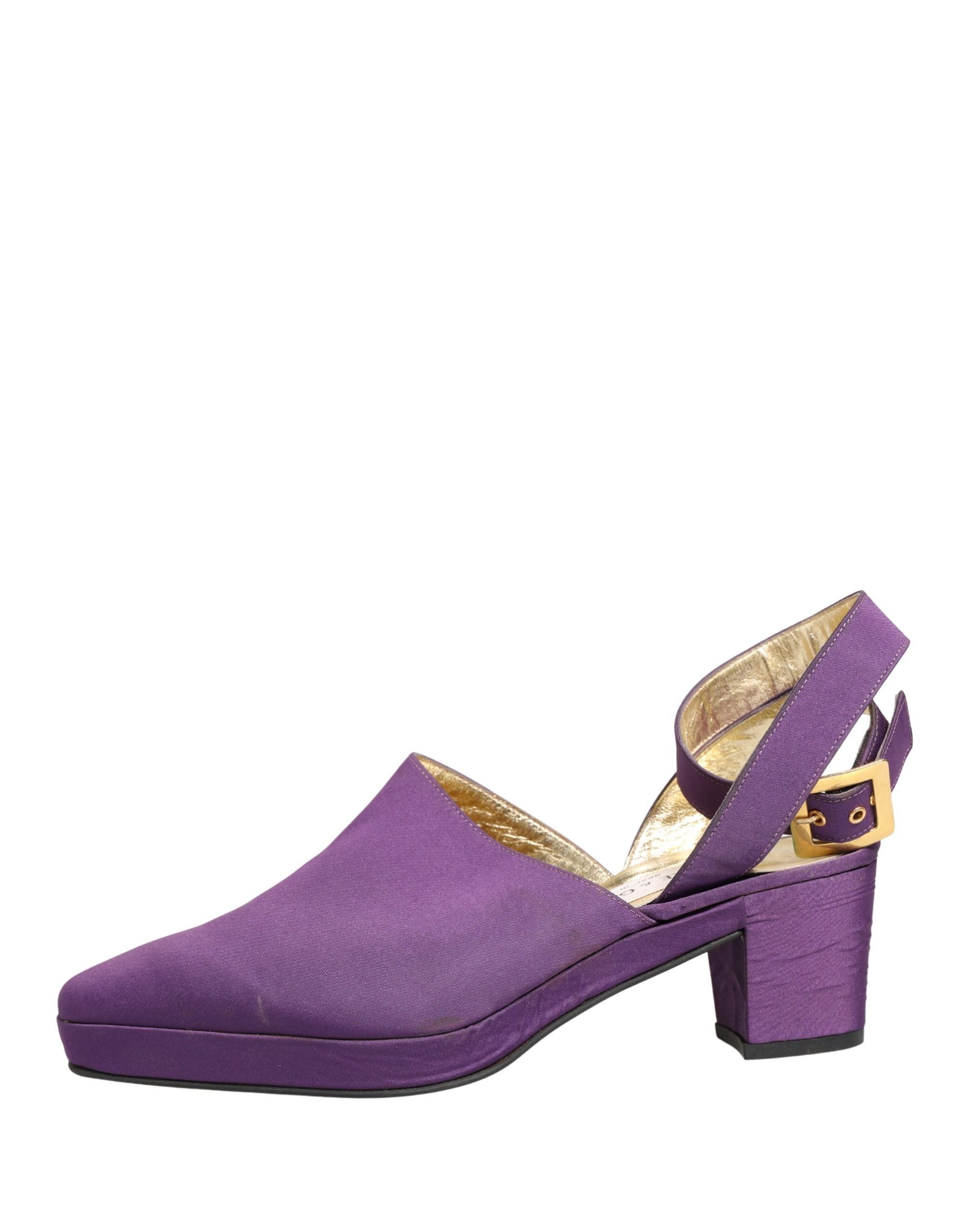 Sandales en daim violet de Dolce & Gabbana, chaussures élégantes avec détails sophistiqués, vues de dessus.