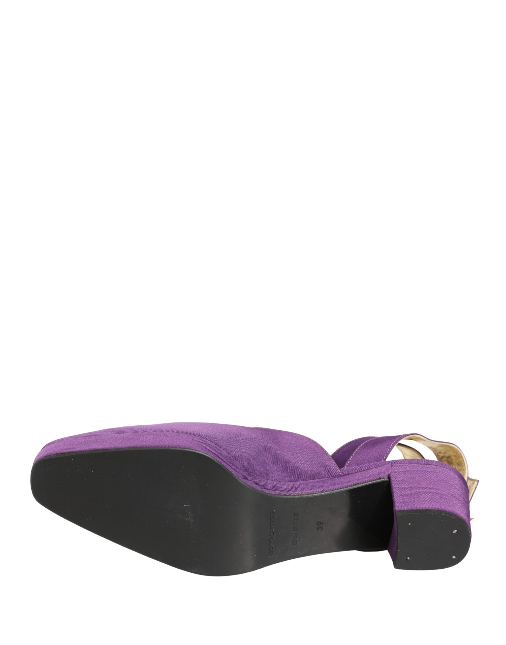 Sandales en daim viole Dolce & Gabbana avec talons, modèle élégant et sophistiqué, vue de face sur fond neutre.