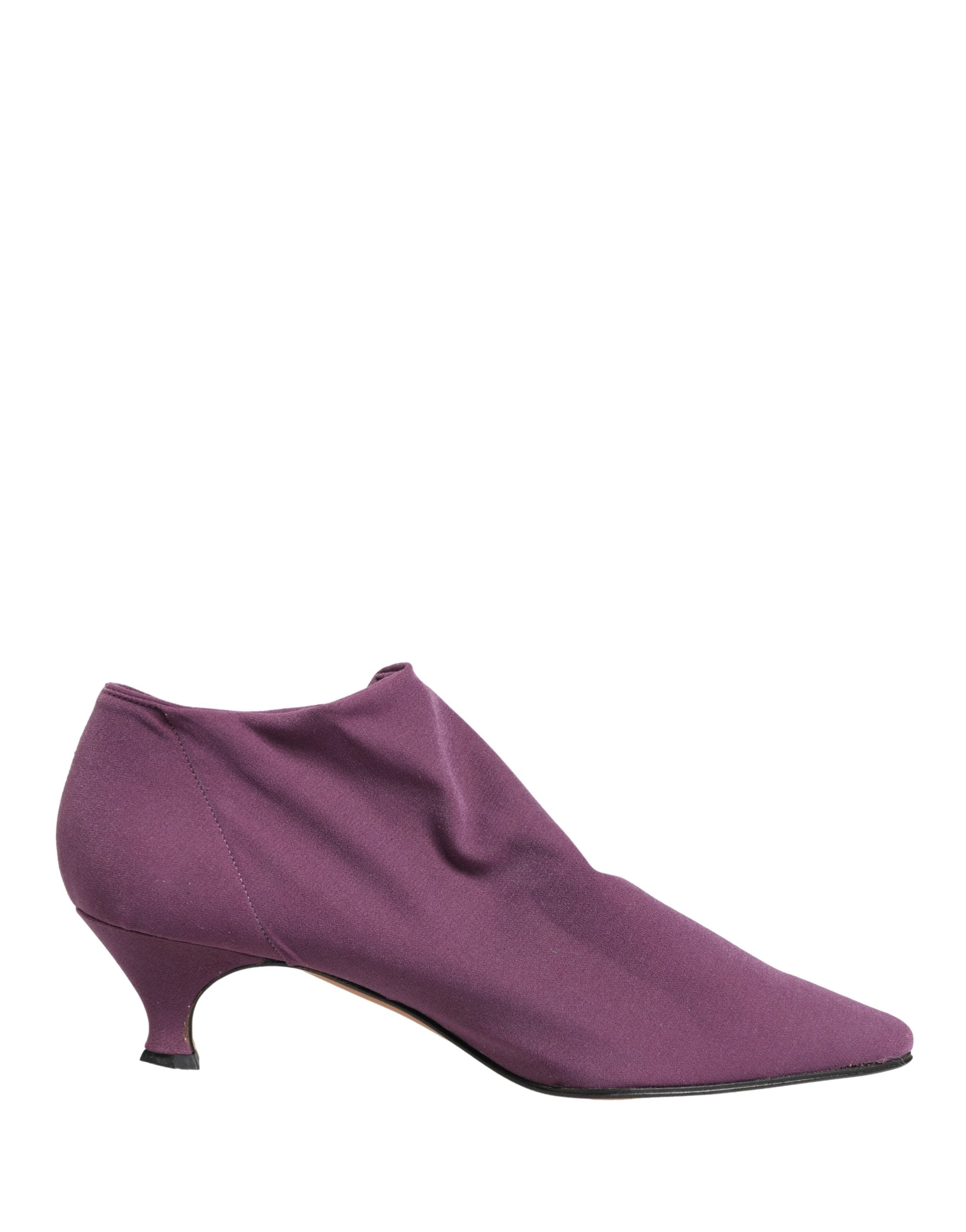 Chaussures Dolce & Gabbana bottines en daim violet, ankle boots élégantes avec talon, vue de face montrant le design sophistiqué.