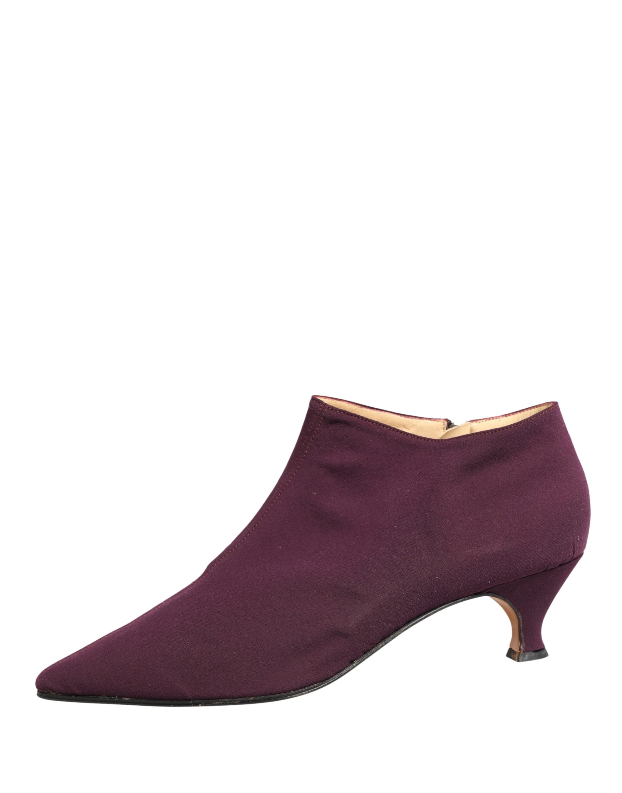 Chaussures Bottines en daim violet Dolce & Gabbana pour femmes, vue en gros plan sur le modèle élégant et sophistiqué.