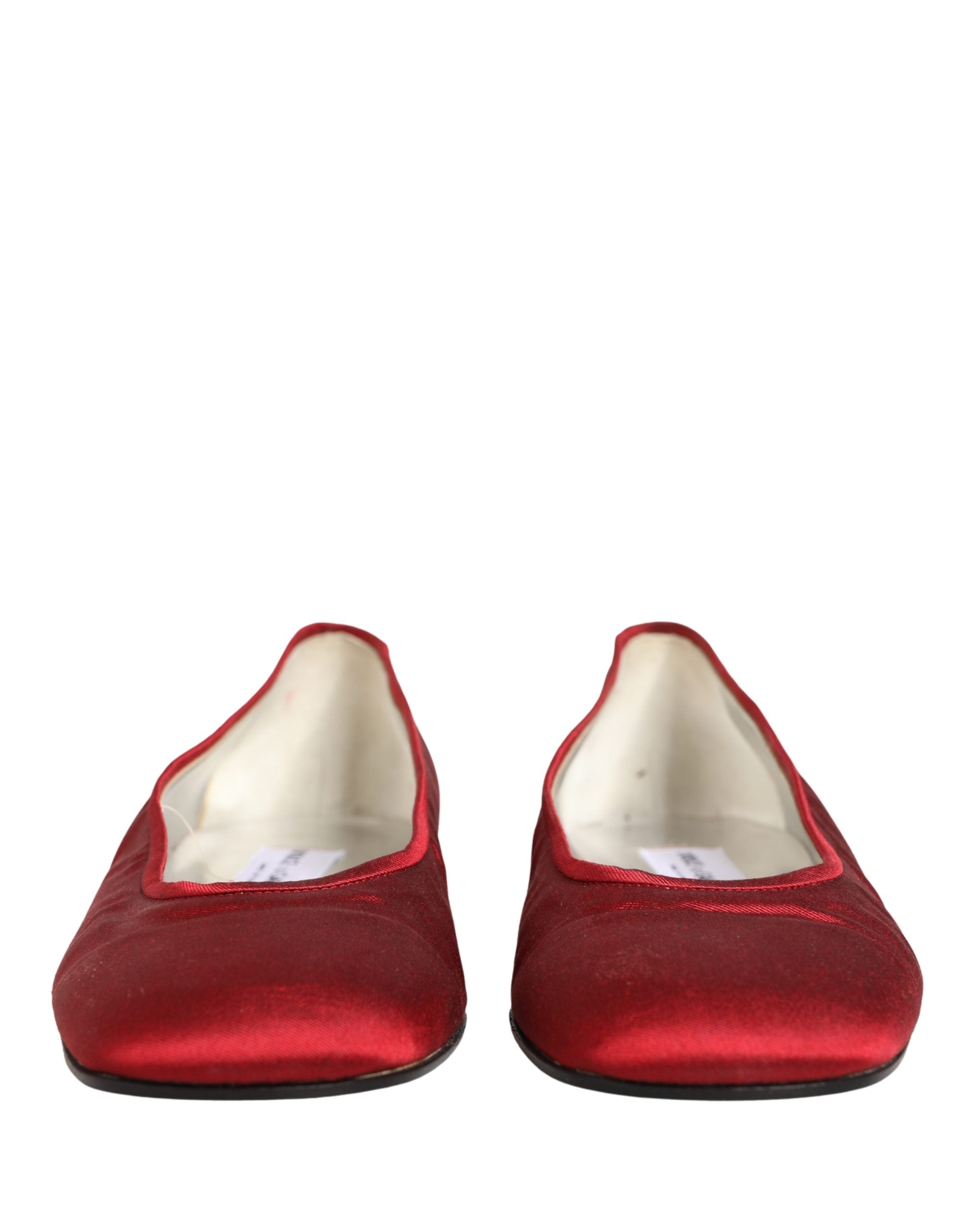 Chaussures ballerines Dolce & Gabbana en satin rouge, slip-on élégantes pour femmes, vue de face.
