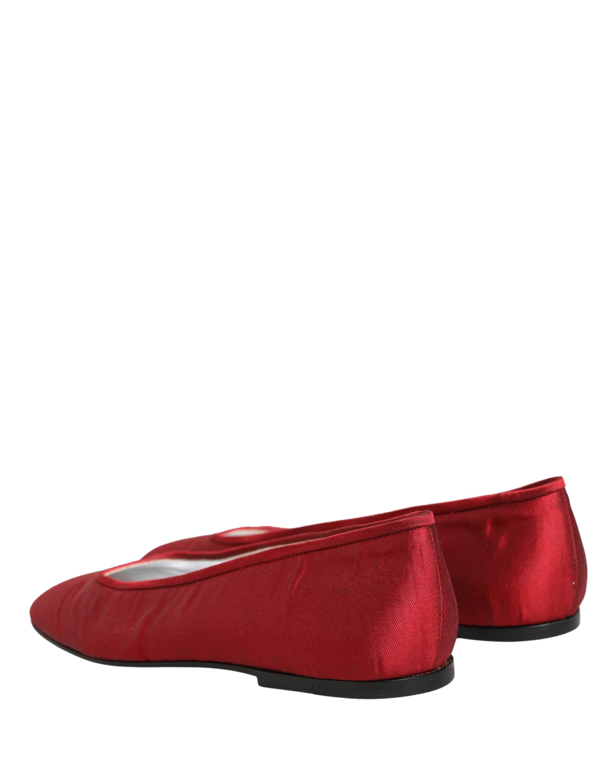 Chaussures ballerines Dolce & Gabbana en satin rouge, chaussures plates élégantes et confortables, vue de face.