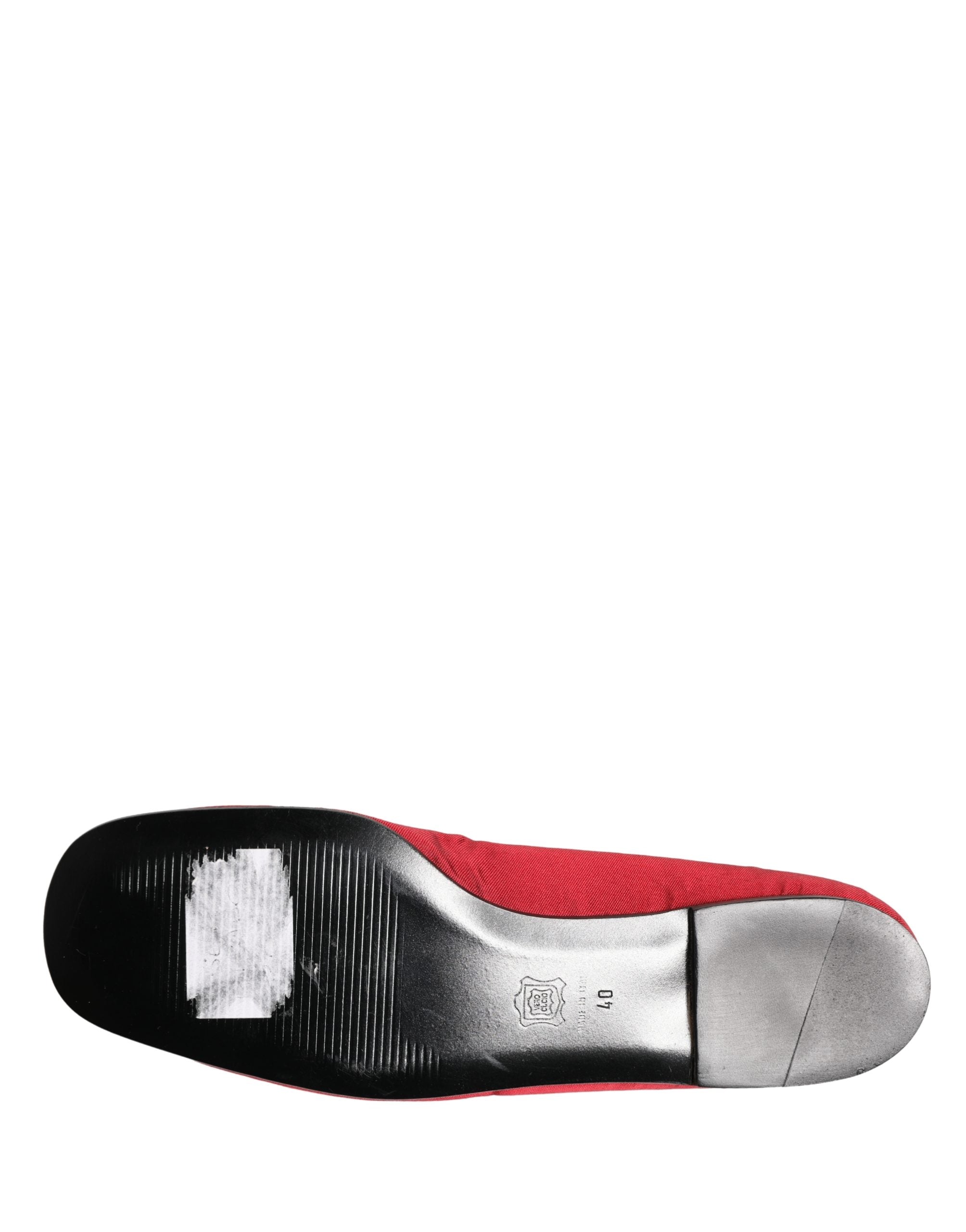 Chaussures ballerines Dolce & Gabbana en satin rouge, slip-on élégantes pour femmes, avec finition brillante et semelle plate.