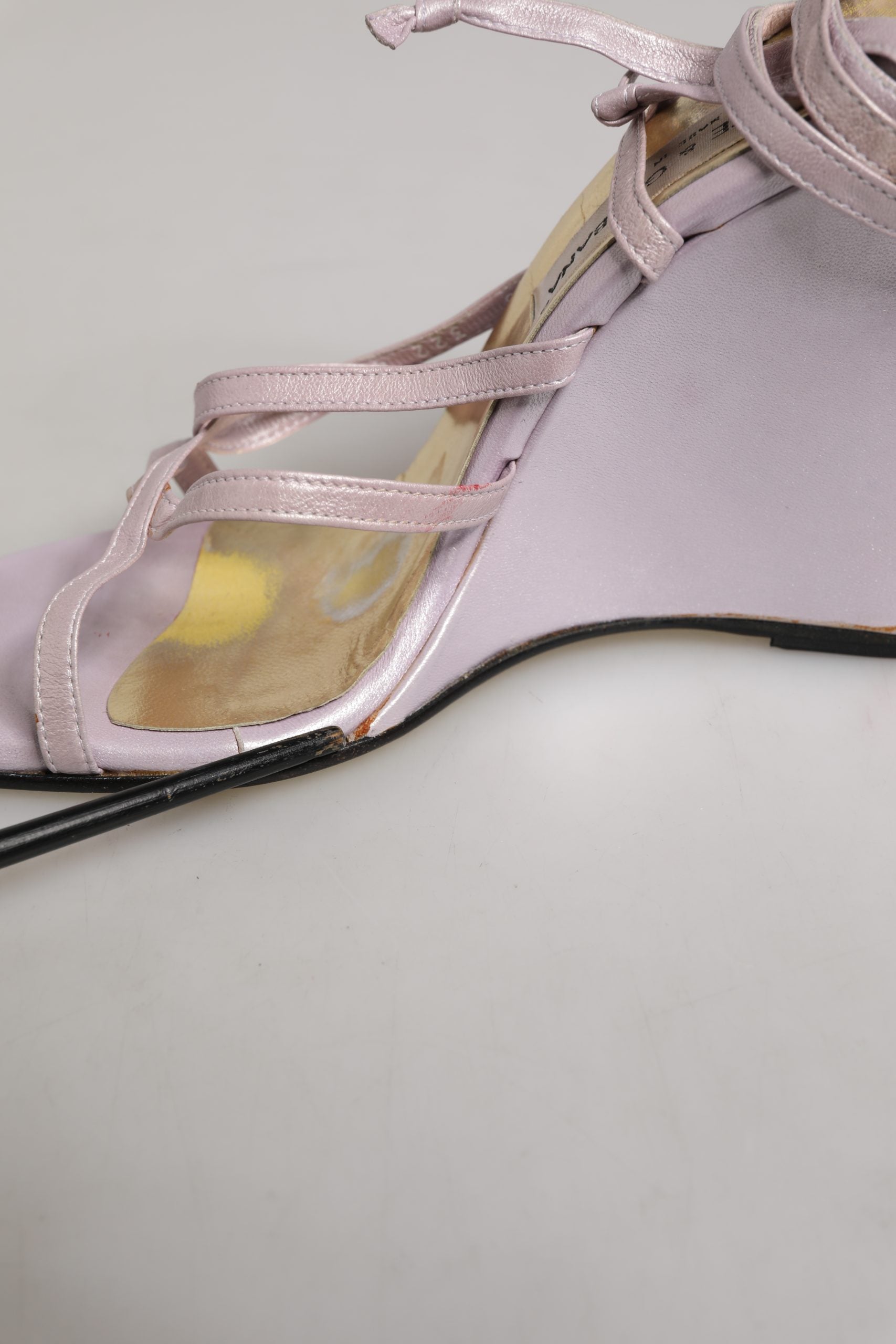 Sandales à talons compensés en cuir violet Dolce & Gabbana, chaussures élégantes avec design sophistiqué.
