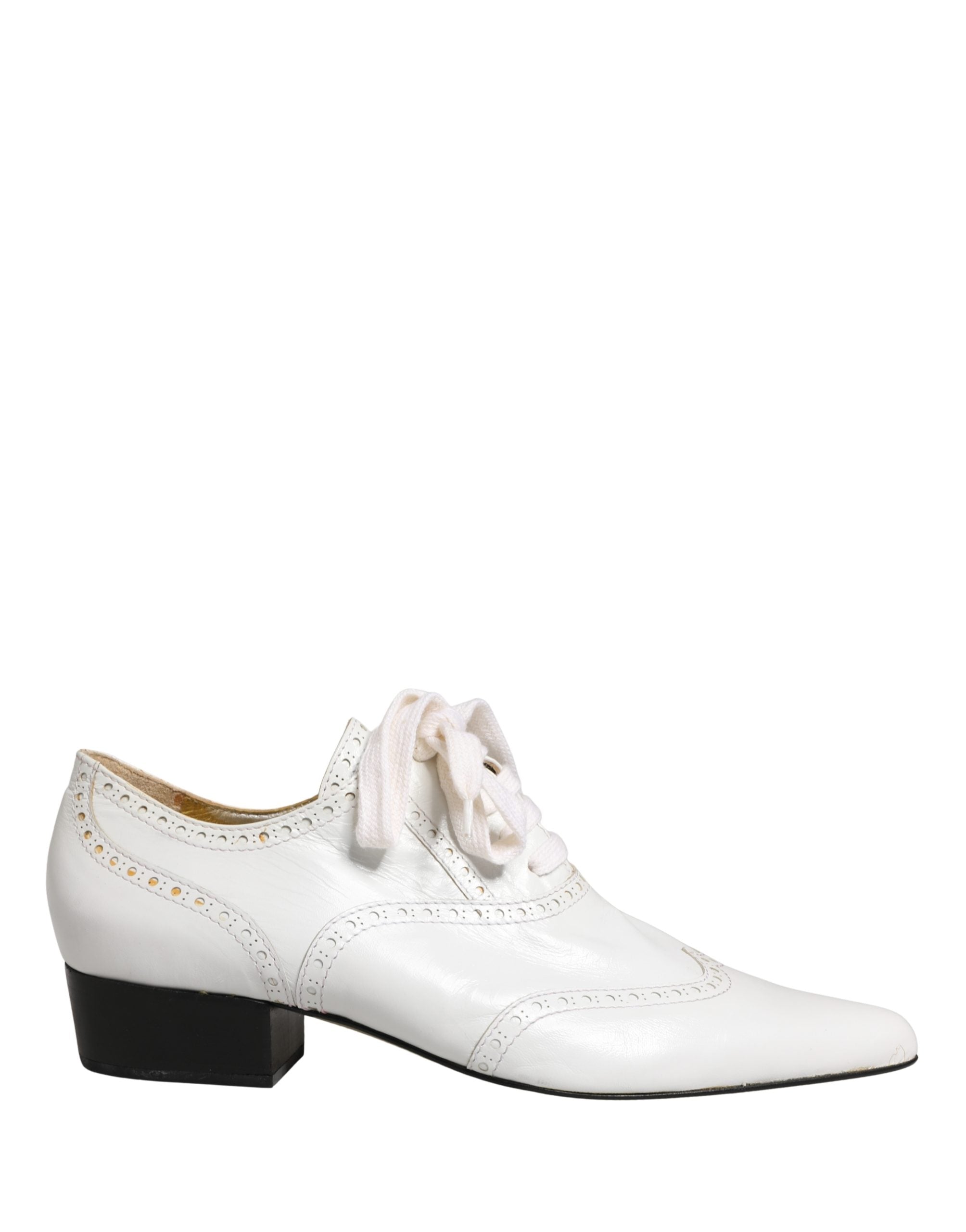 Chaussures brogue Oxford en cuir blanc Dolce & Gabbana avec lacets, finition élégante et détails sophistiqués visibles sur l'image.