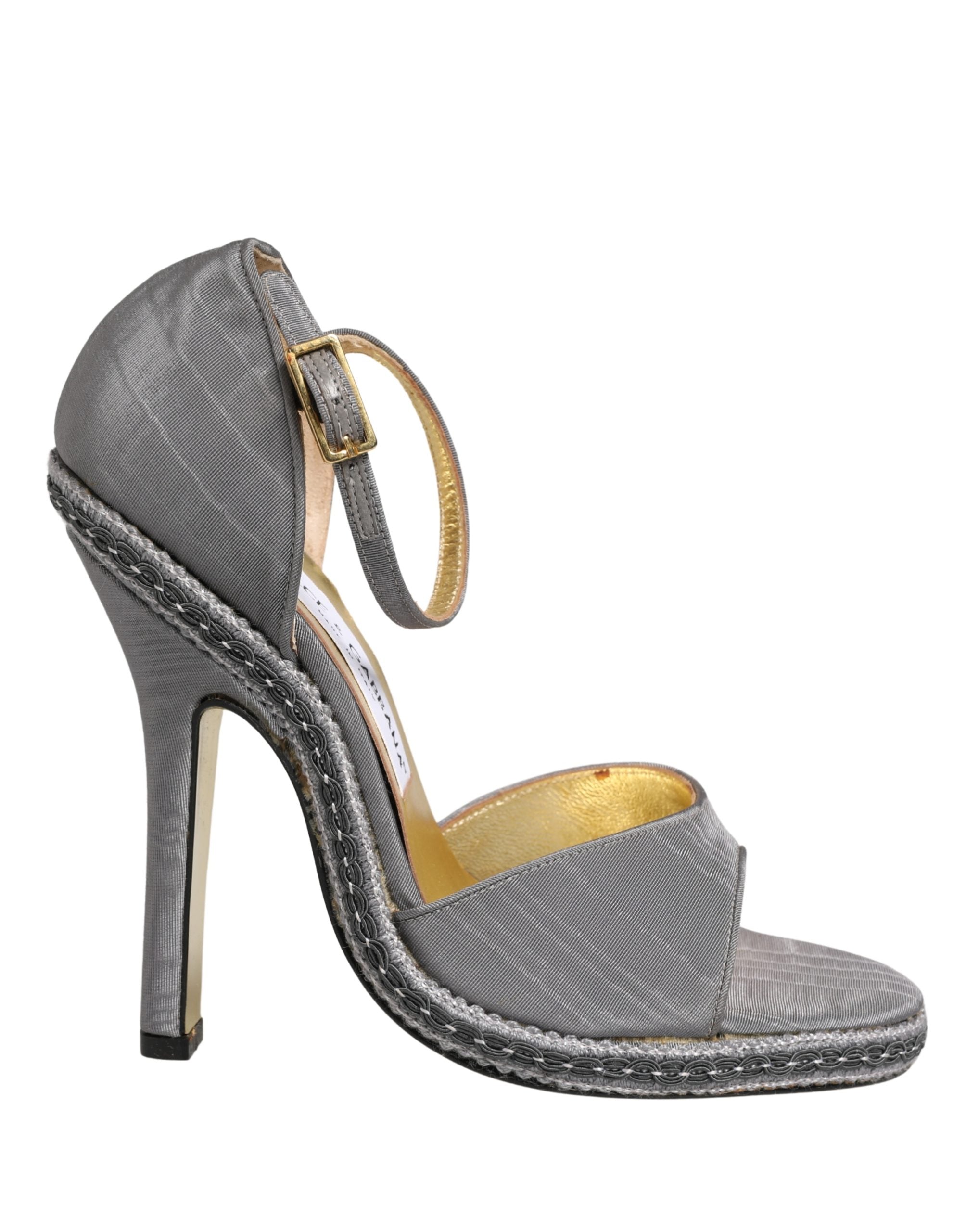 Sandales à talons hauts gris Dolce & Gabbana avec bride à la cheville et semelle élégante.