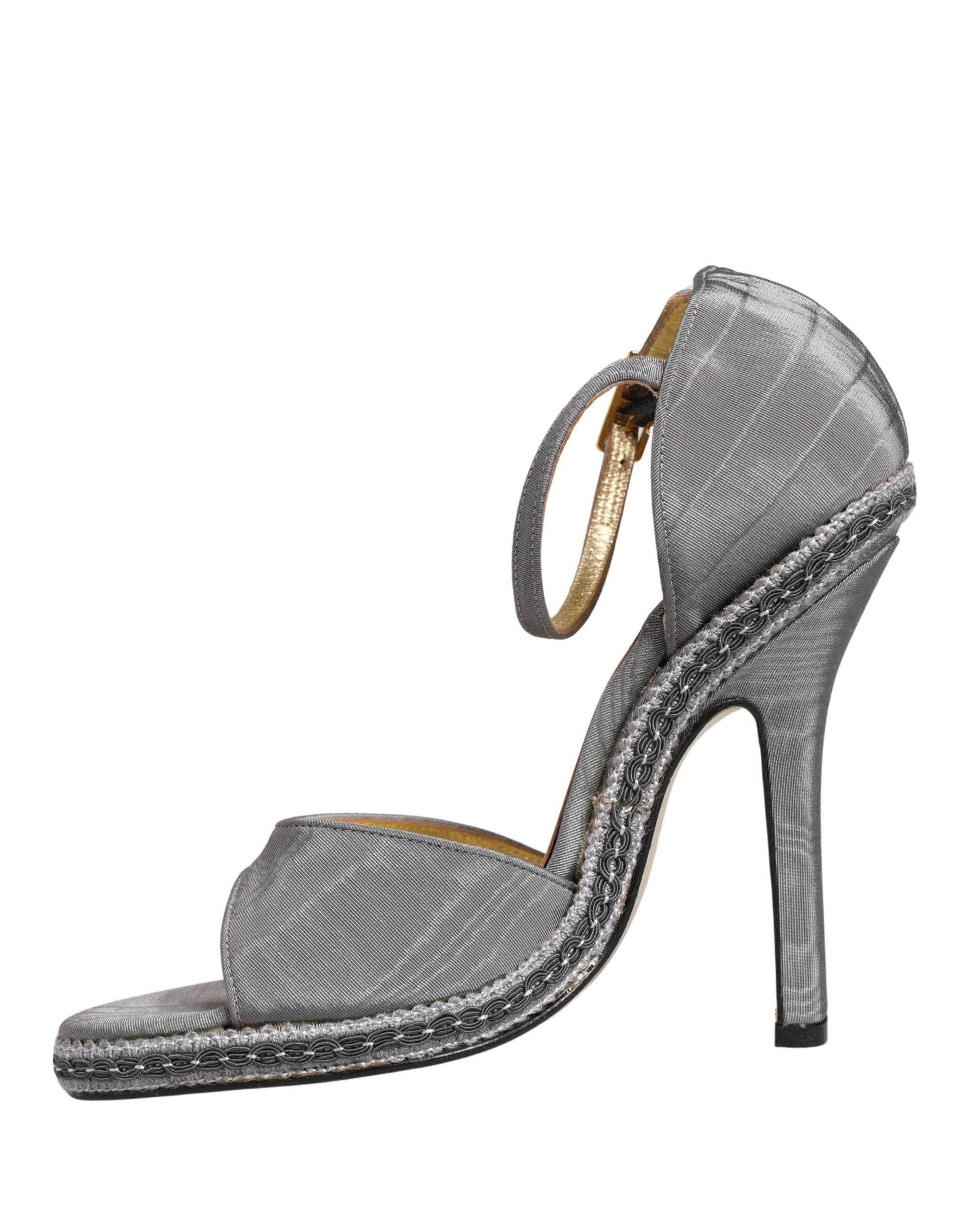 Sandales à talons hauts gris Dolce & Gabbana avec bride à la cheville, élégantes et sophistiquées.