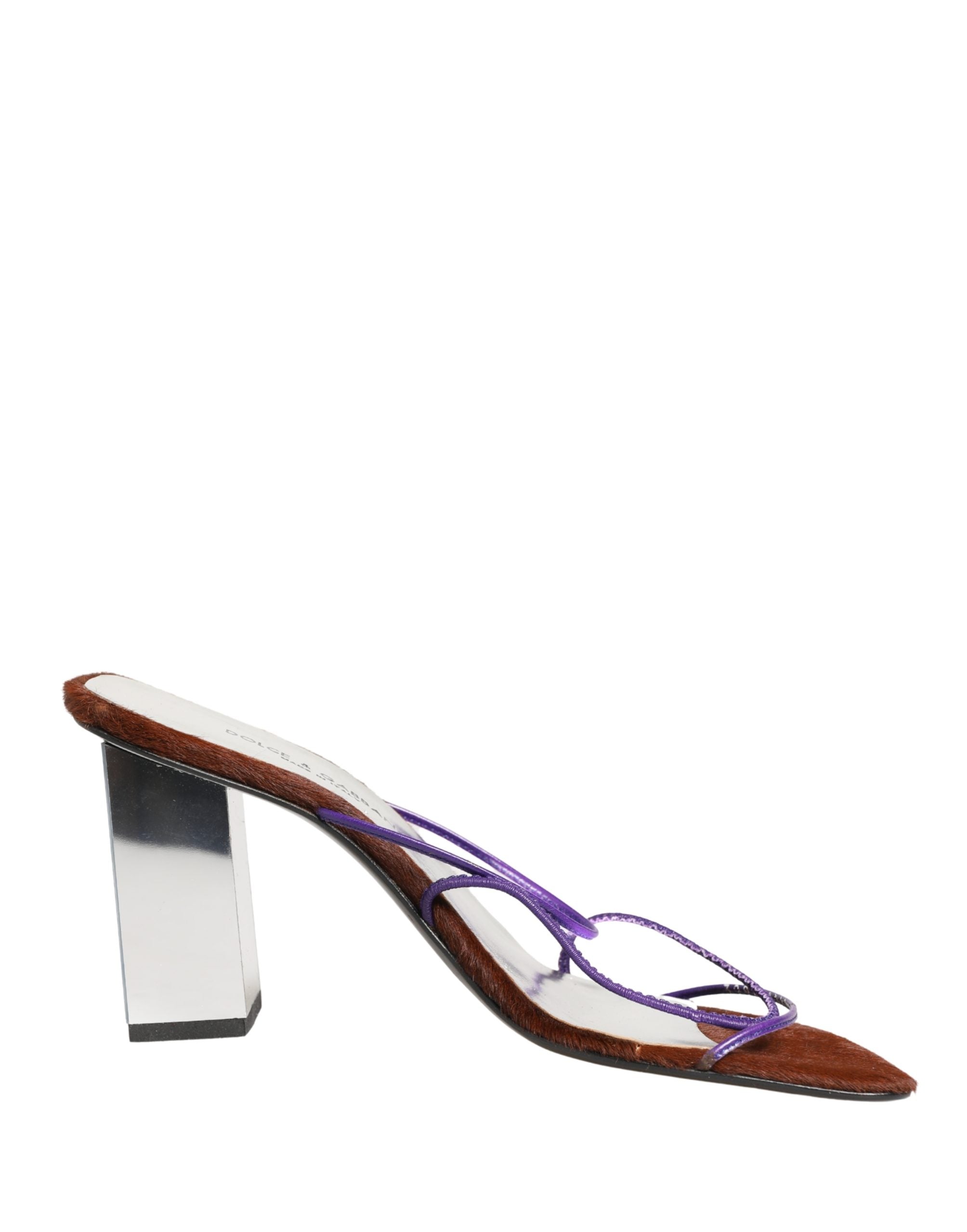 Sandales à talons carrés en argent Dolce & Gabbana, chaussures à enfiler, élégantes et modernes, visibles en gros plan.