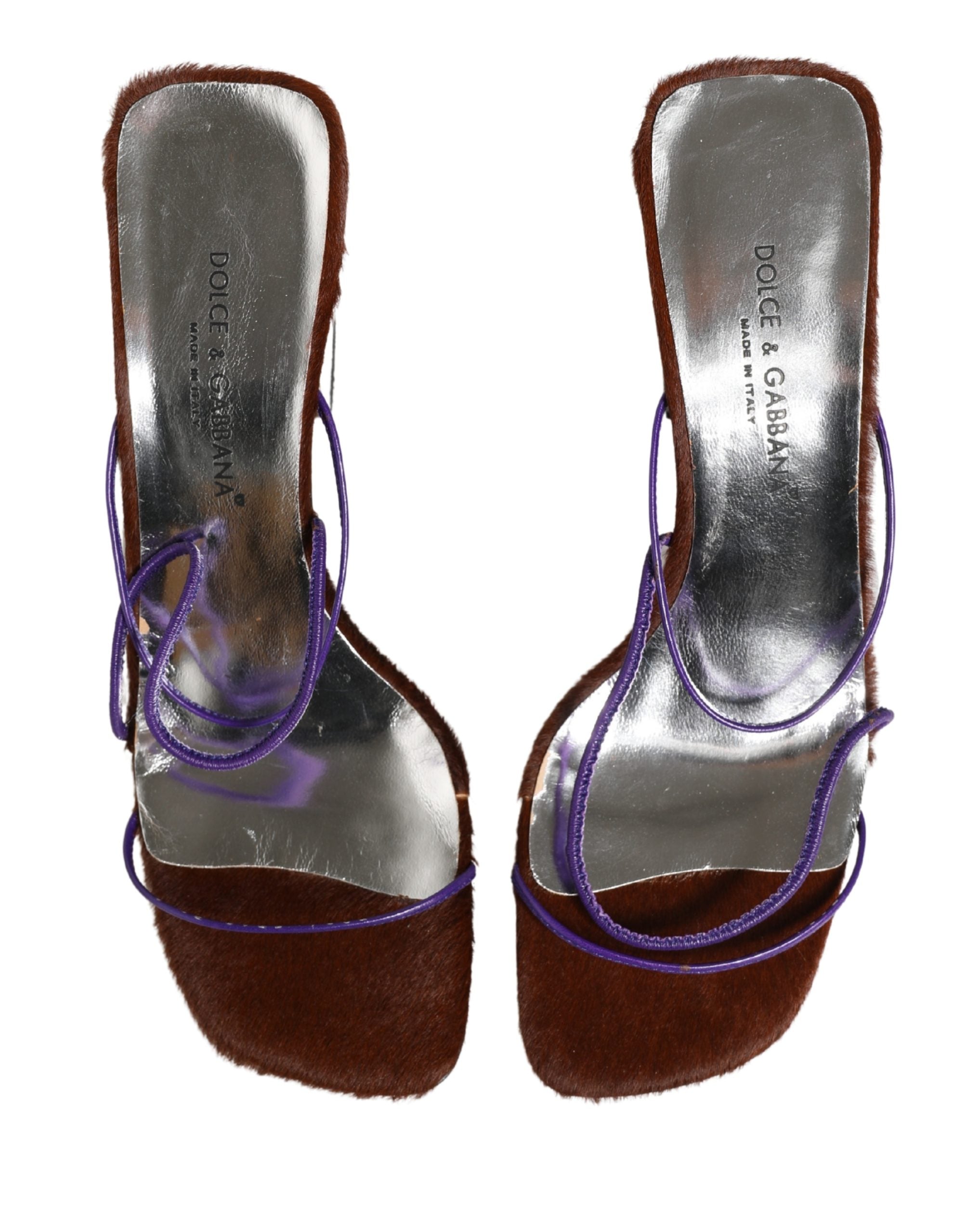 Sandales à talons carrés en argent Dolce & Gabbana, chaussures à enfiler avec semelle élégante et design sophistiqué.