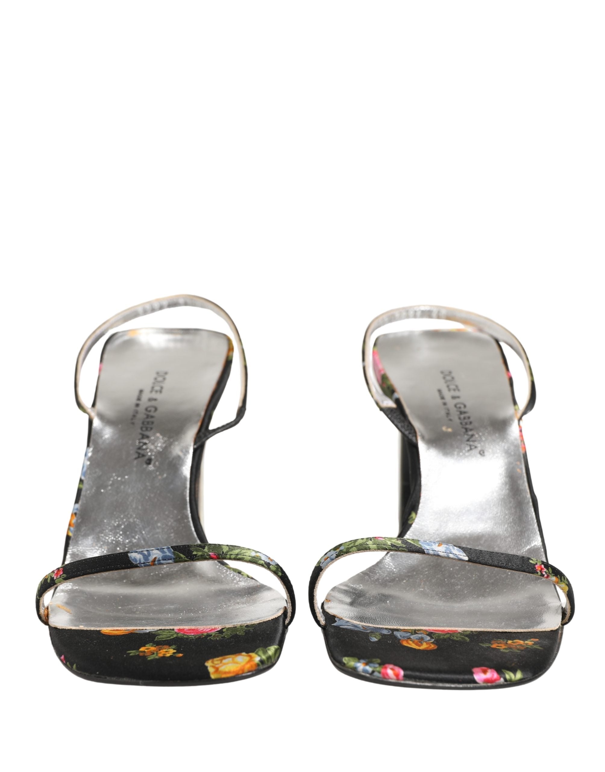 Sandales à talons Dolce & Gabbana noires et argentées avec motif floral, semelle en bloc, vue de côté.