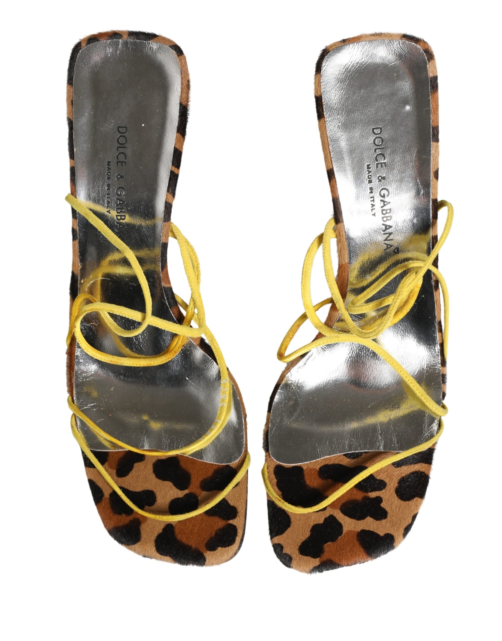Sandales à talons en cuir multicolore Dolce & Gabbana avec semelle bloc, élégantes et colorées, vues en gros plan.