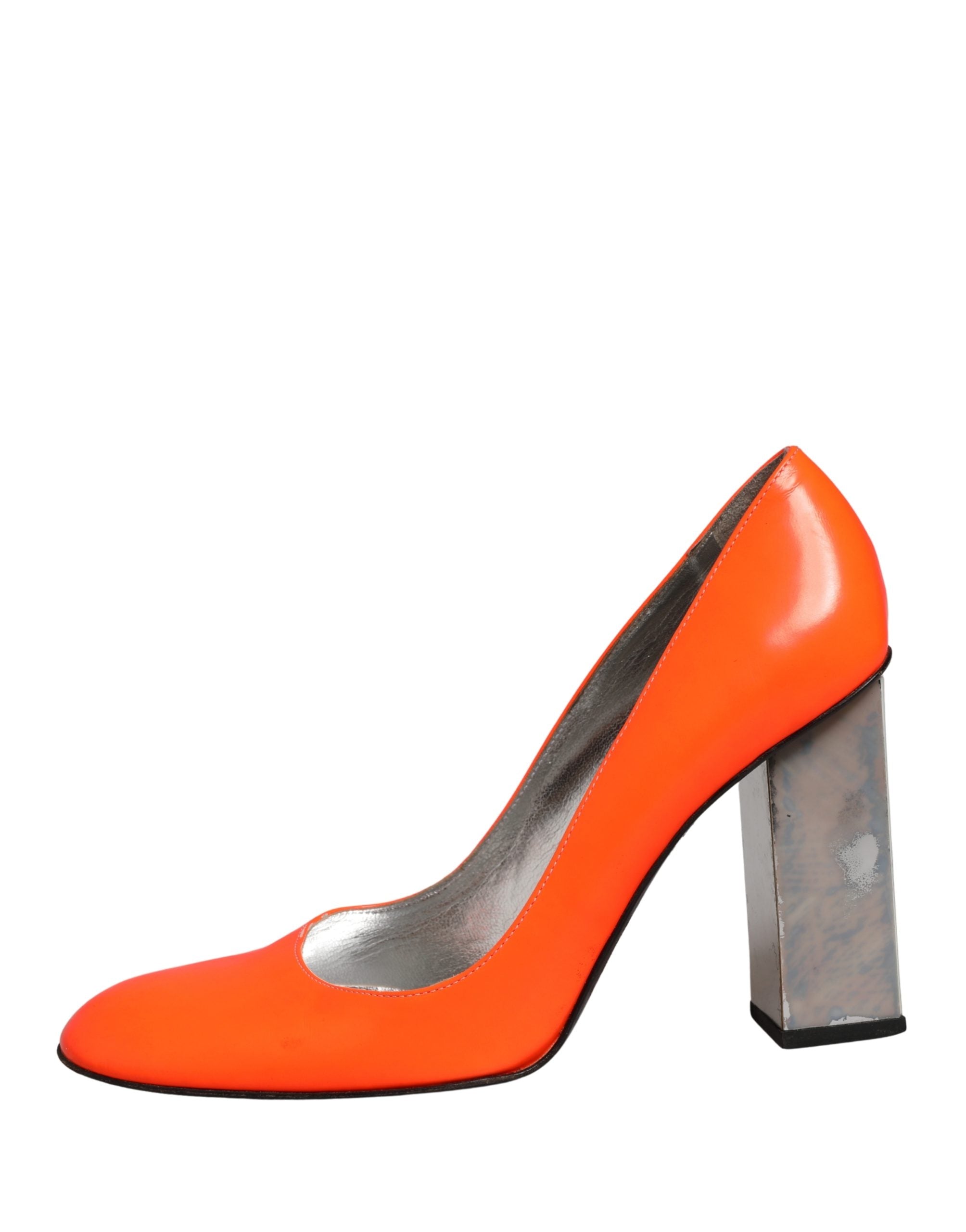 Escarpins en cuir verni orange de Dolce & Gabbana, chaussures à talons élégantes et sophistiquées.