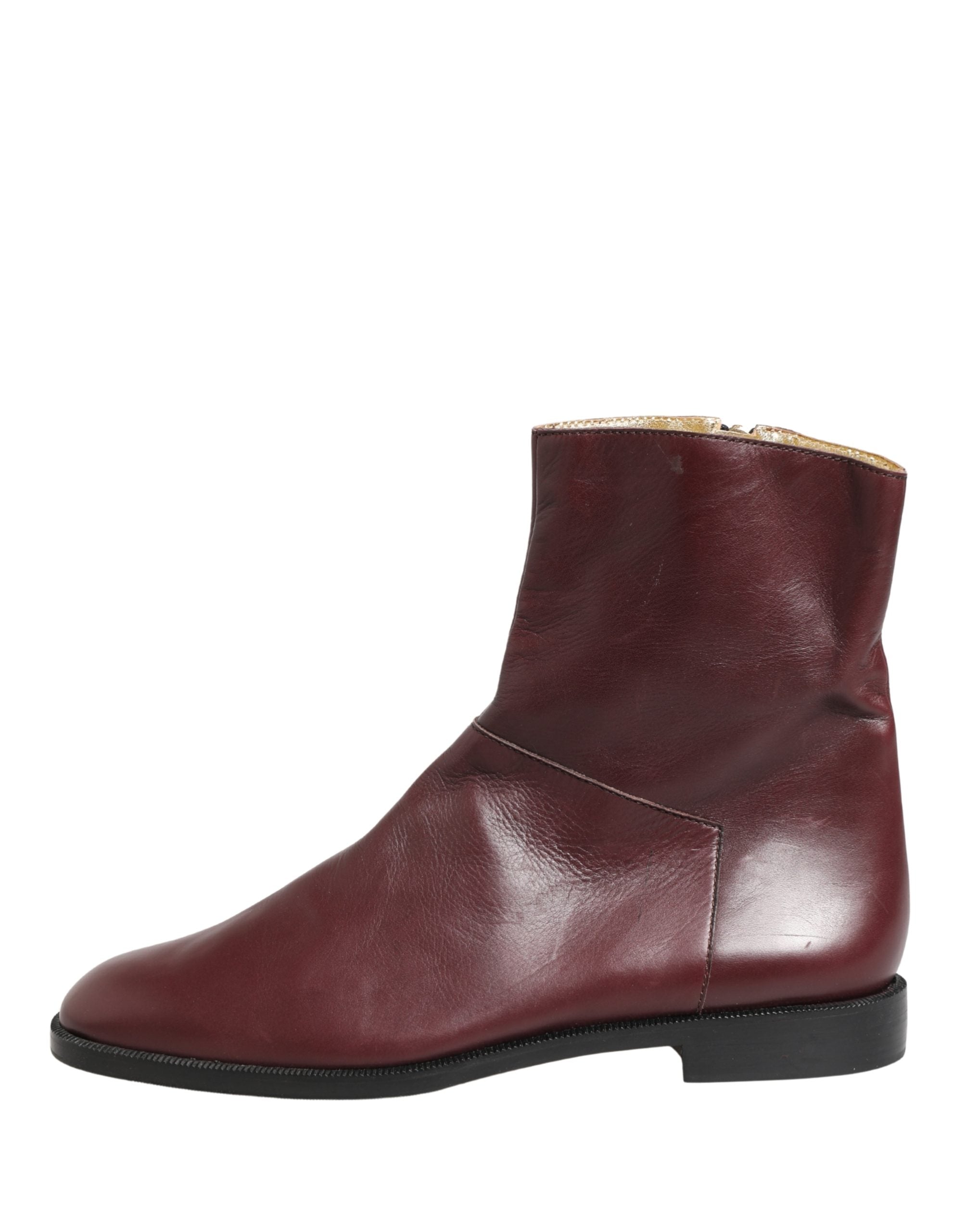 Bottines plates en cuir bordeaux de Dolce & Gabbana, style biker avec boucle et semelle en caoutchouc, vue de face.