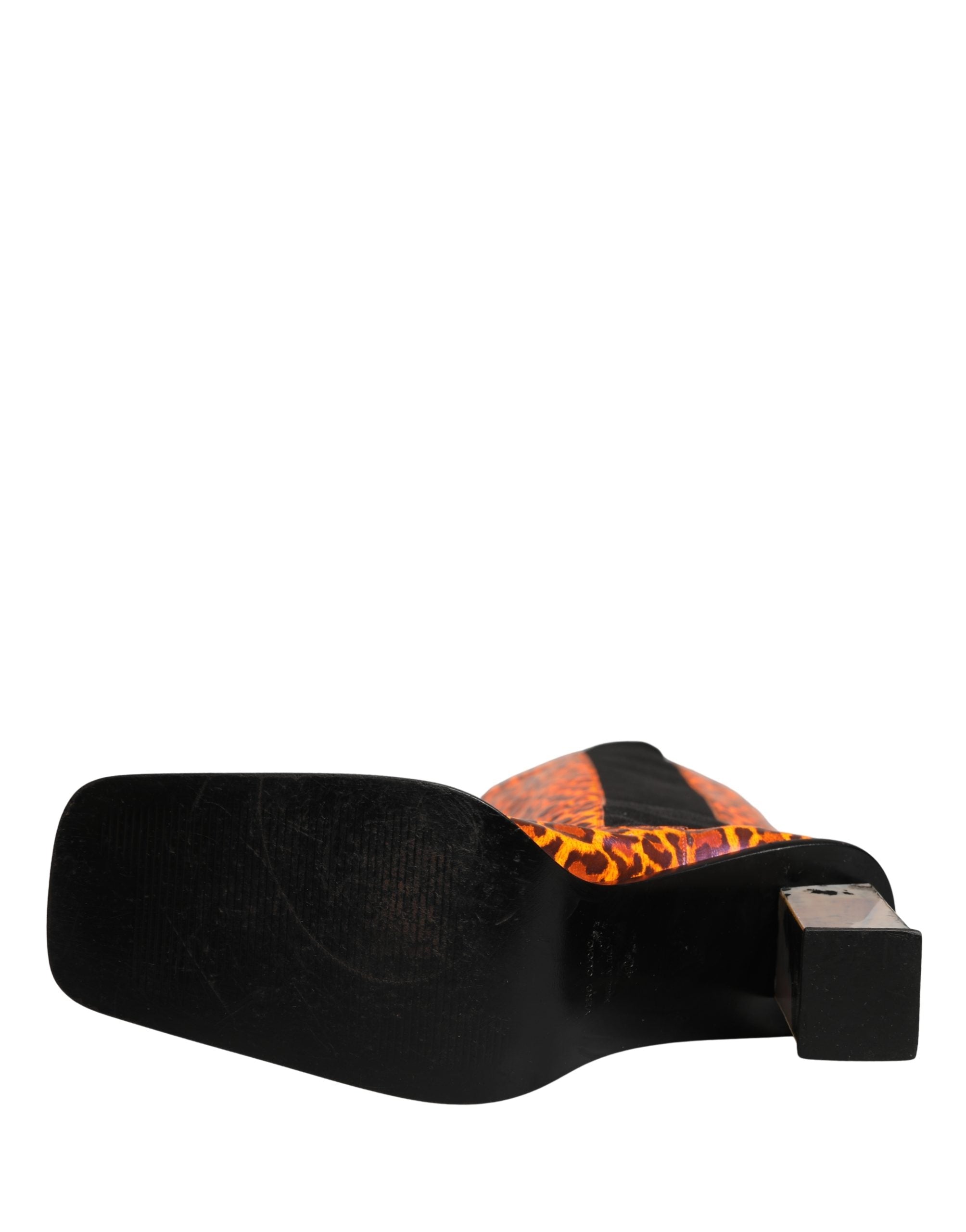 Bottes hautes en cuir marron à motif léopard de Dolce & Gabbana, style élégant et sophistiqué.