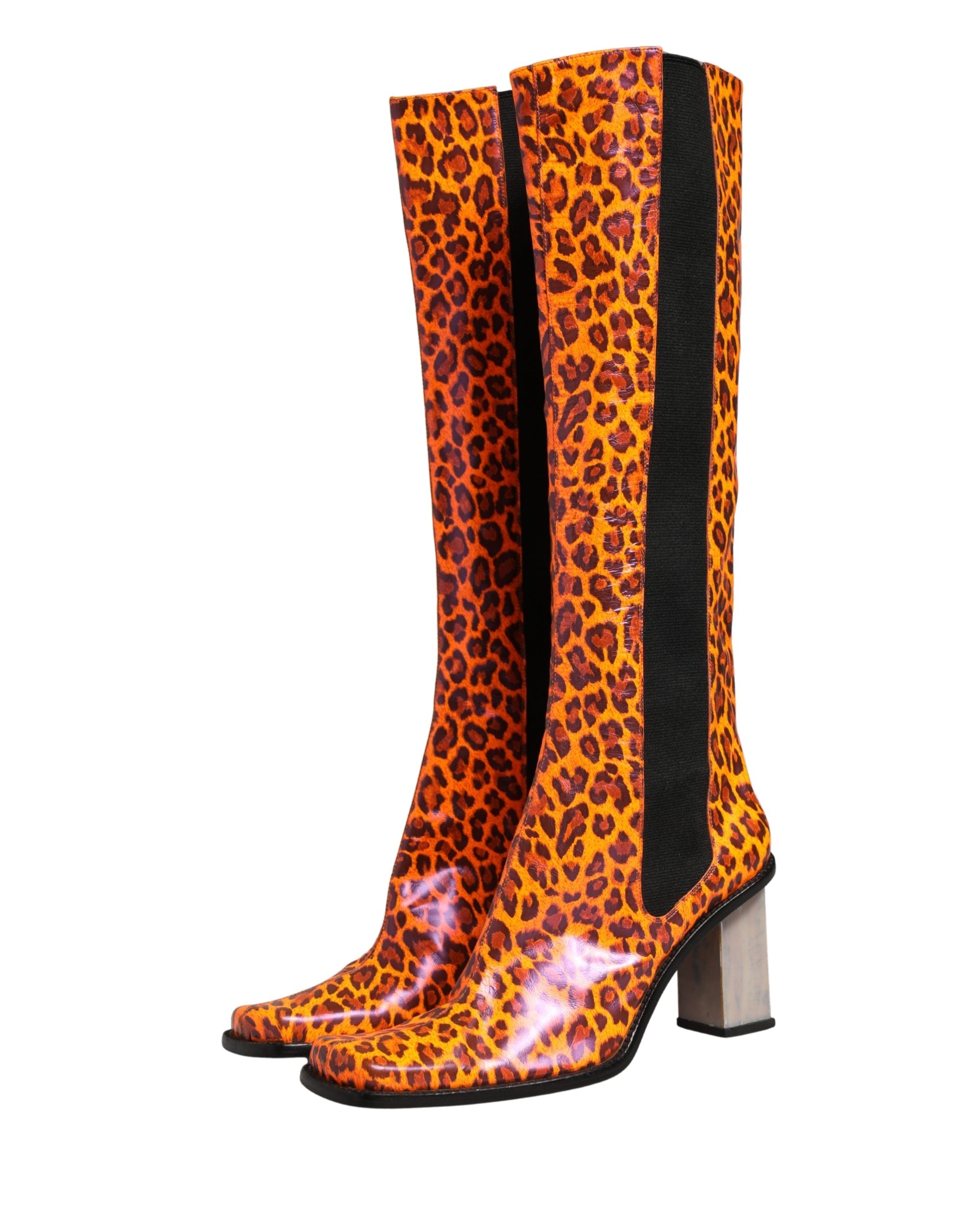 Bottes en cuir marron à motif léopard Dolce & Gabbana, hautes jusqu’au genou, style élégant et tendance.