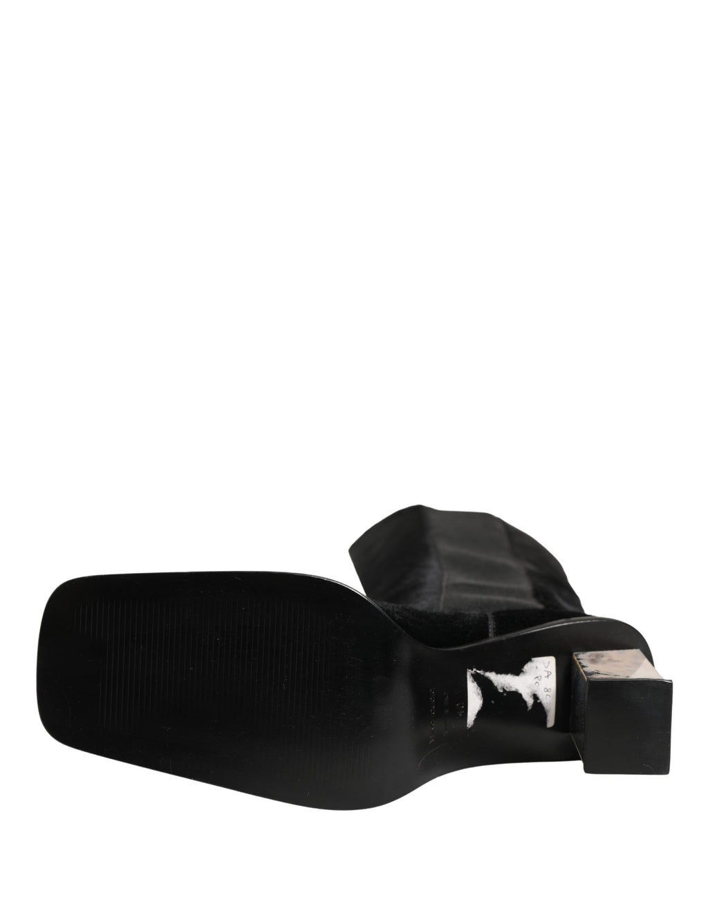 Bottes en cuir blanc et noir Dolce & Gabbana, montantes au genou, élégantes et sophistiquées, visibles sur la photo.