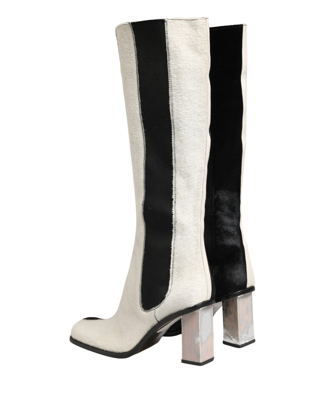 Bottes en cuir noir et blanc Dolce & Gabbana, cuissardes élégantes, visibles en détail sur cette image.