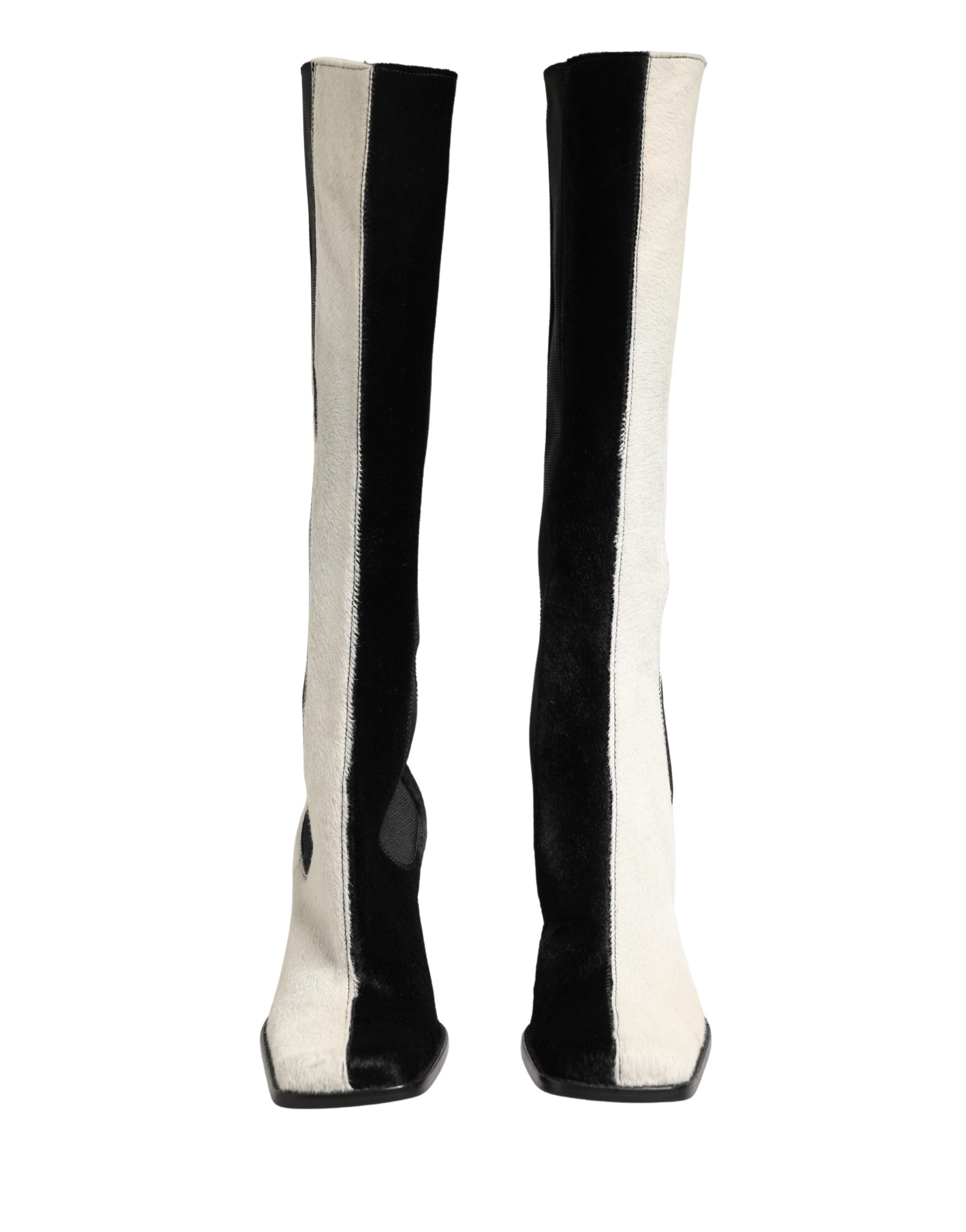 Bottes hautes en cuir blanc et noir de Dolce & Gabbana, chaussures élégantes pour femmes, visibles en détail dans l'image.