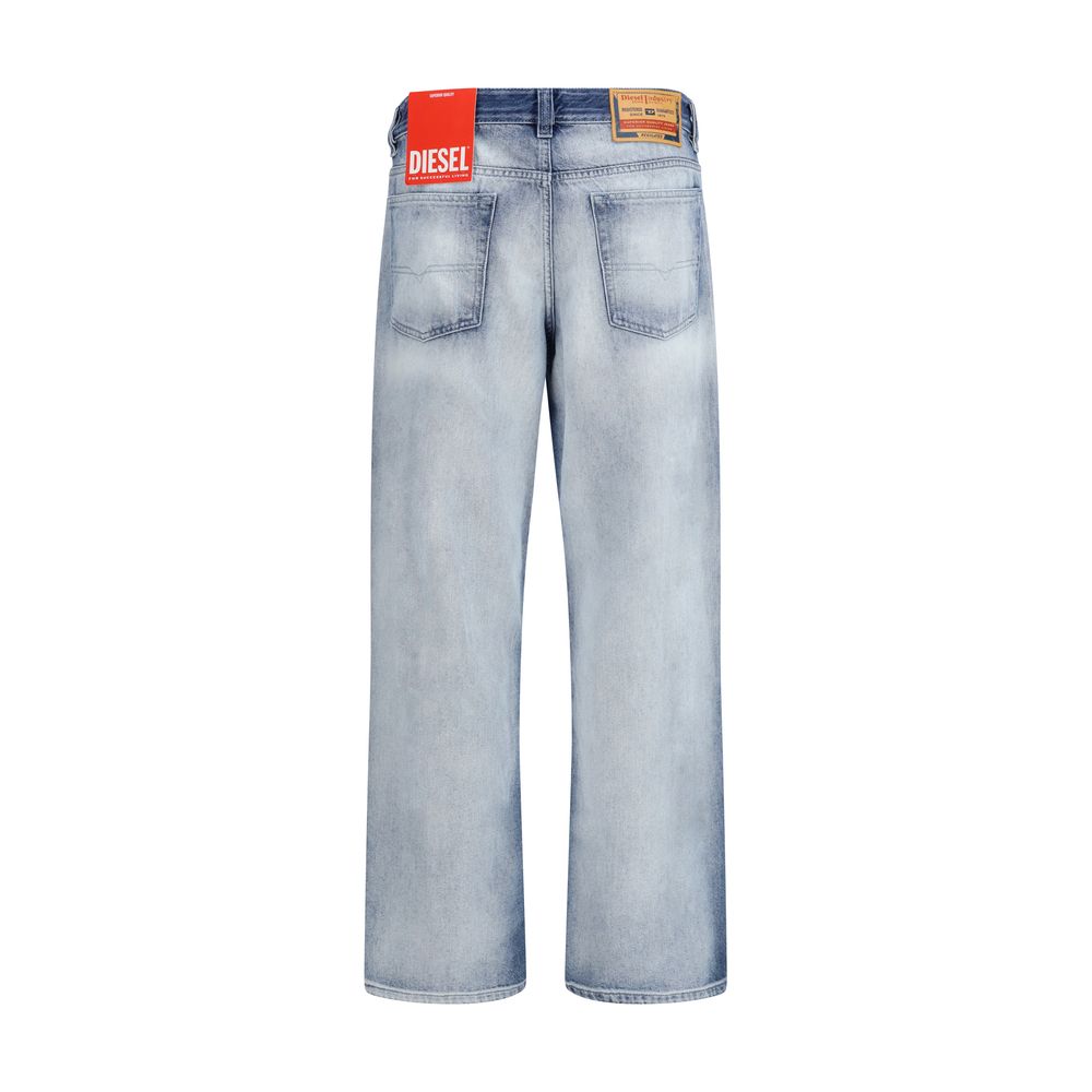 Jeans bootcut en coton bleu Diesel, vue de face, détail des poches et coupe décontractée, style casual et tendance.