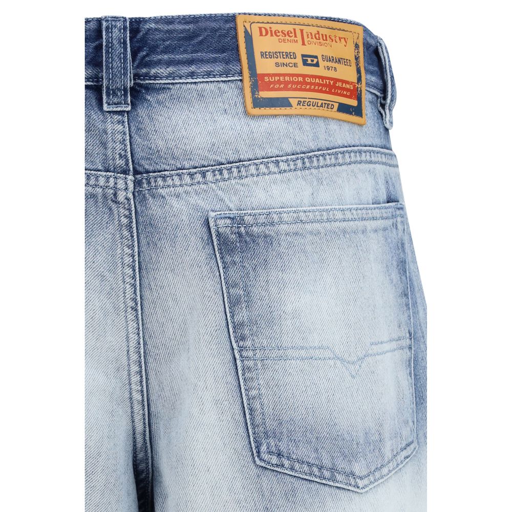 Jeans bootcut en coton bleu de la marque Diesel, coupe classique, visibles avec détails de couture et poche arrière.