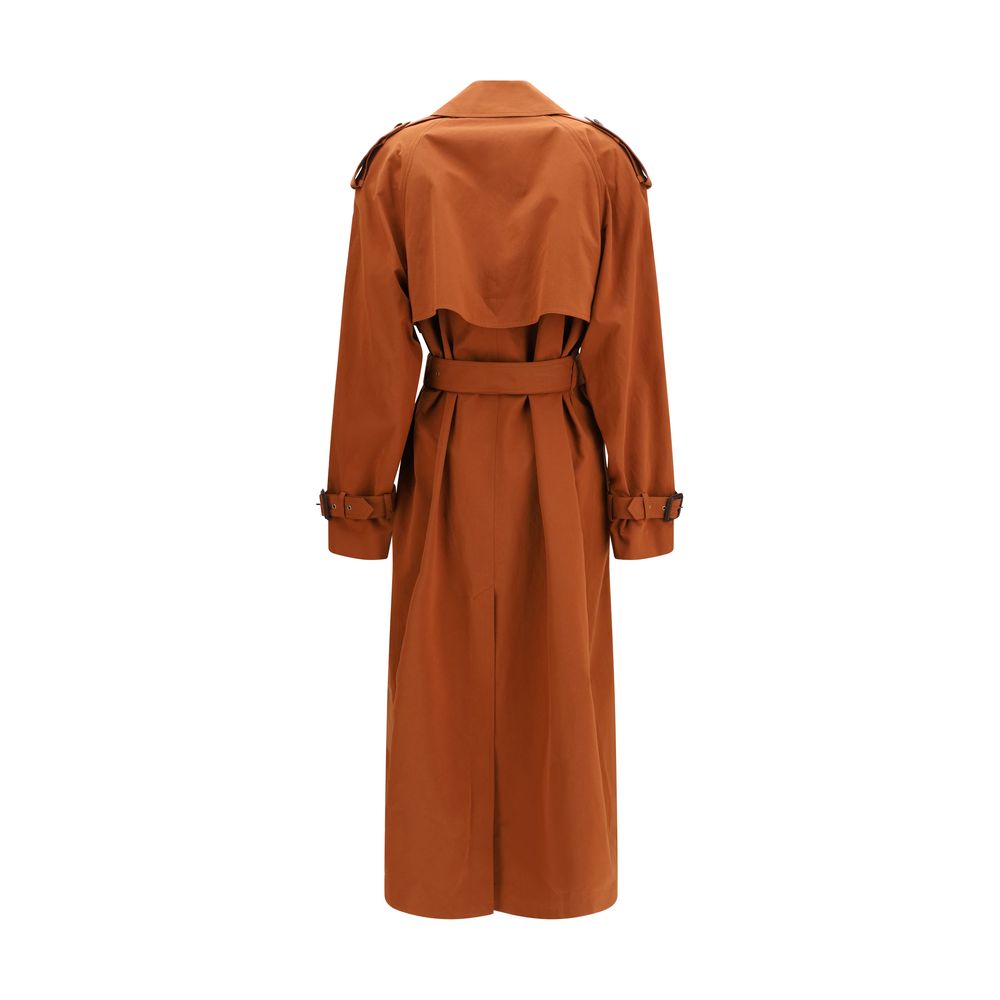 Manteau trench en coton marron de Saint Laurent porté, avec ceinture et détails classiques, mode élégante et sophistiquée.