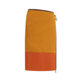 Jupe midi en nylon orange de Saint Laurent, coupe élégante, portée fluide, visible sur cette image.