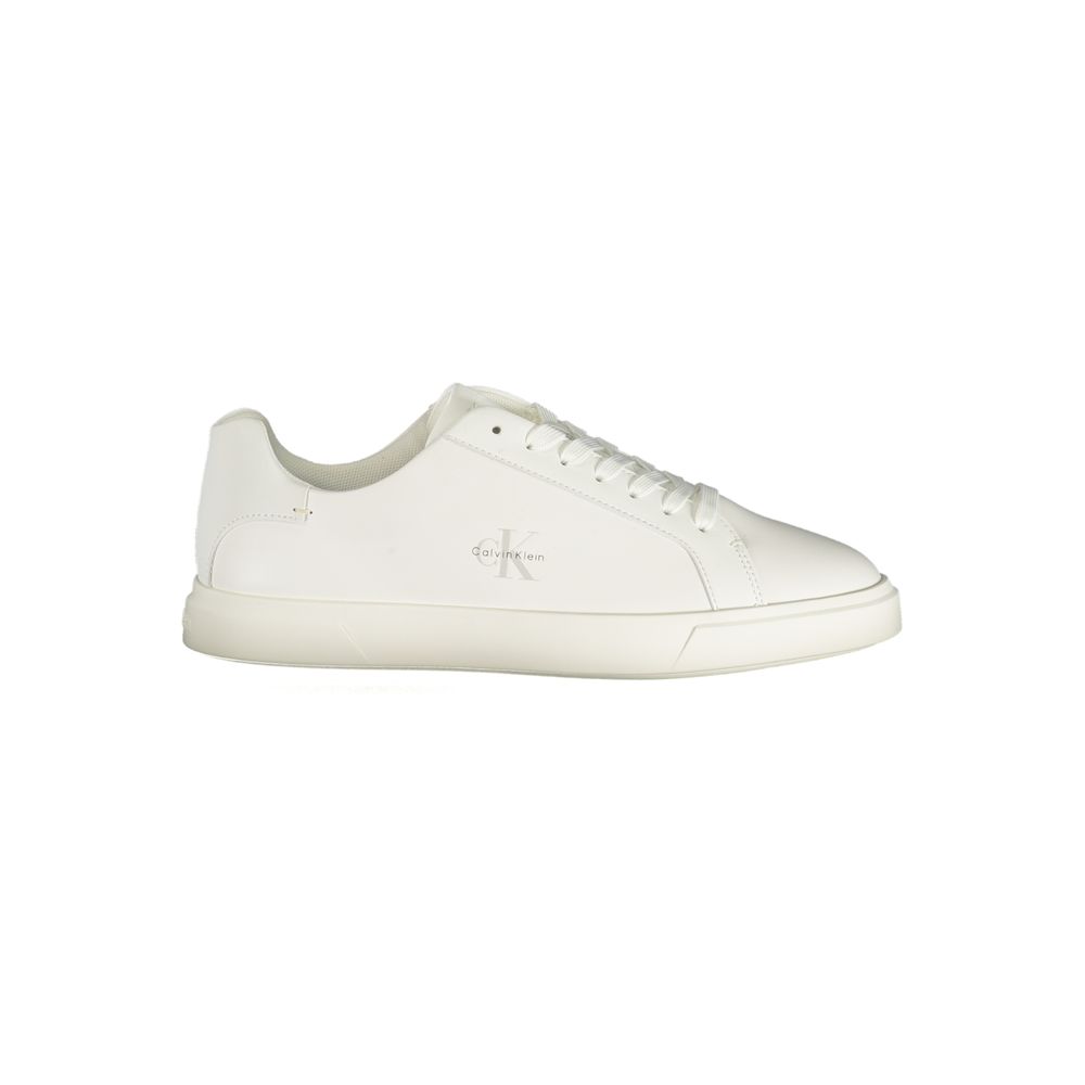 Sneakers blanches pour femmes de Calvin Klein en polyuréthane, vue de côté, avec semelle blanche et design épuré.