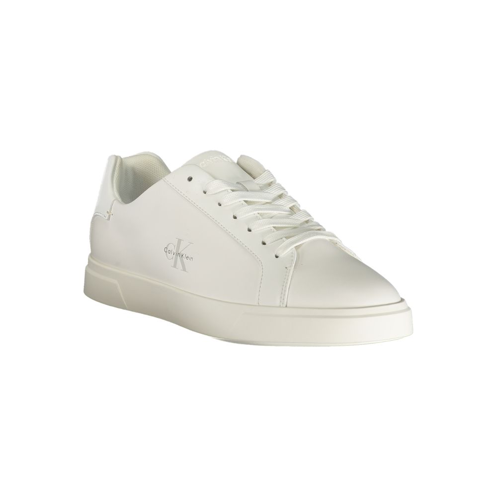 Sneakers blanches en polyuréthane pour femmes de la marque Calvin Klein, vue de côté, avec semelle blanche et design épuré.