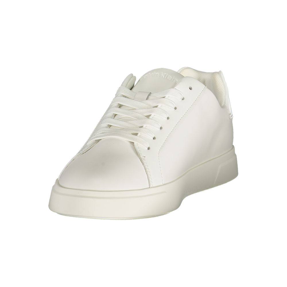 Sneaker blanche pour femmes en polyuréthane de la marque Calvin Klein, vue de côté.