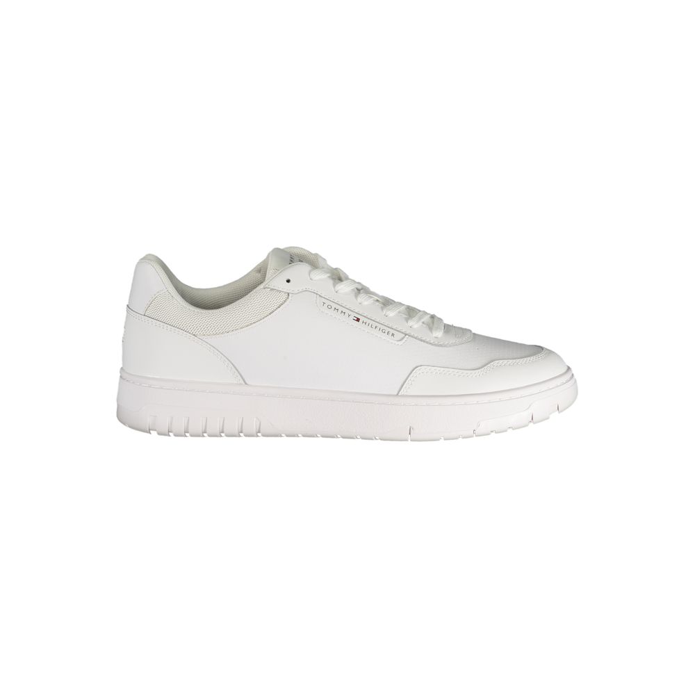 Sneaker homme Tommy Hilfiger en polyuréthane blanc, style décontracté et moderne, avec semelle blanche et design épuré.