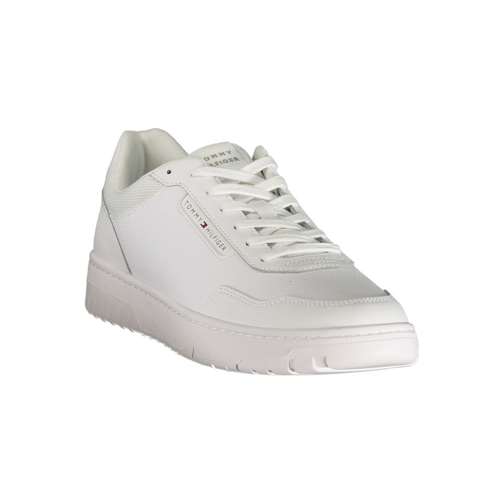 Sneakers blanches en polyuréthane pour hommes de la marque Tommy Hilfiger, vue de face avec détails de la chaussure.