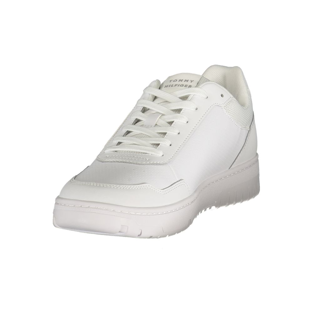 Sneakers blanches en polyuréthane pour homme de Tommy Hilfiger, vue de profil avec semelle blanche et design moderne.