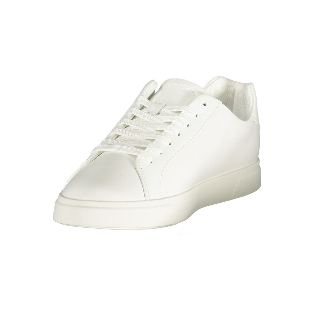 Sneakers blanches en polyuréthane pour homme de Calvin Klein, design moderne et confortable, vue de côté.