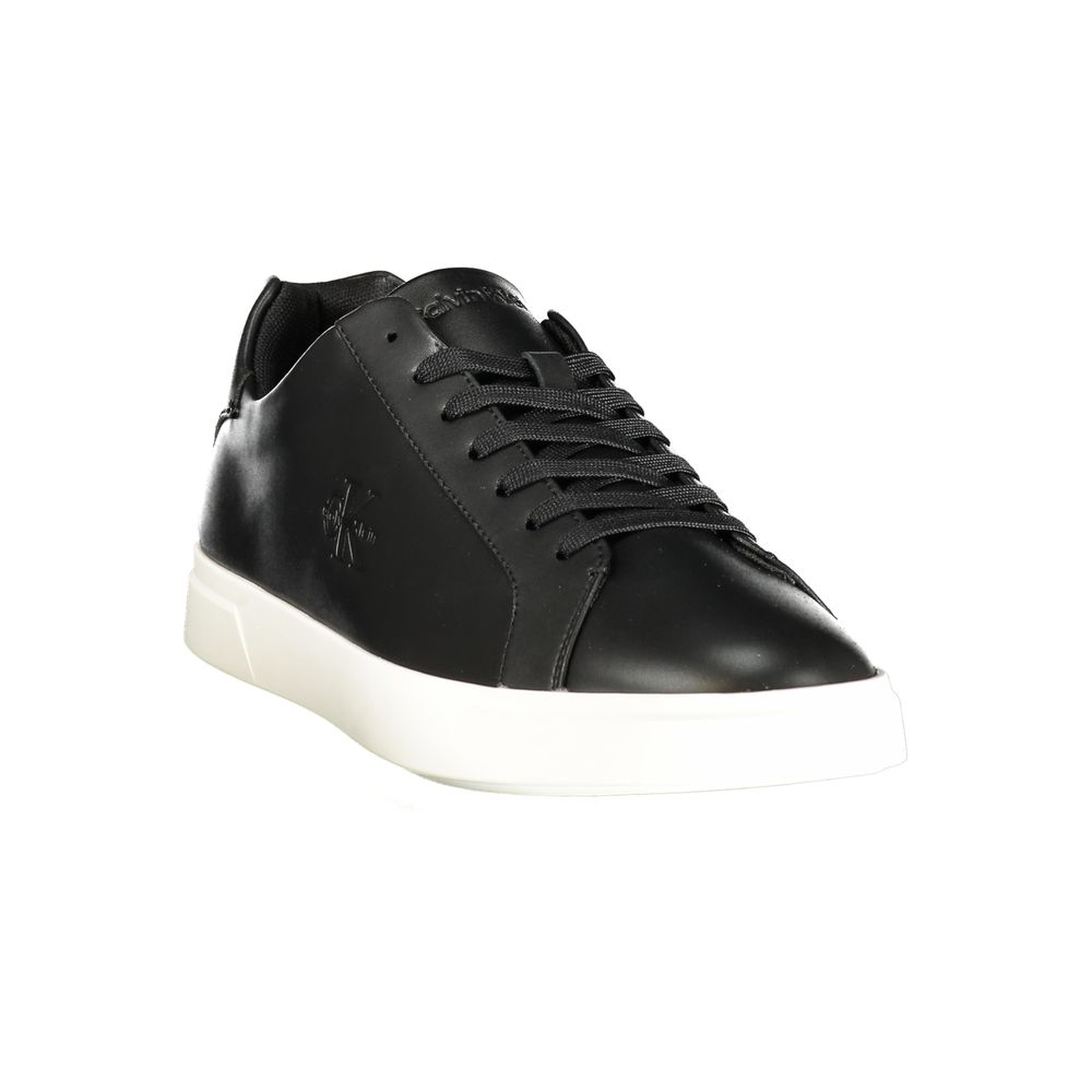 Sneakers noires en polyurethane pour hommes de la marque Calvin Klein, vue de côté, avec semelle blanche et design moderne.