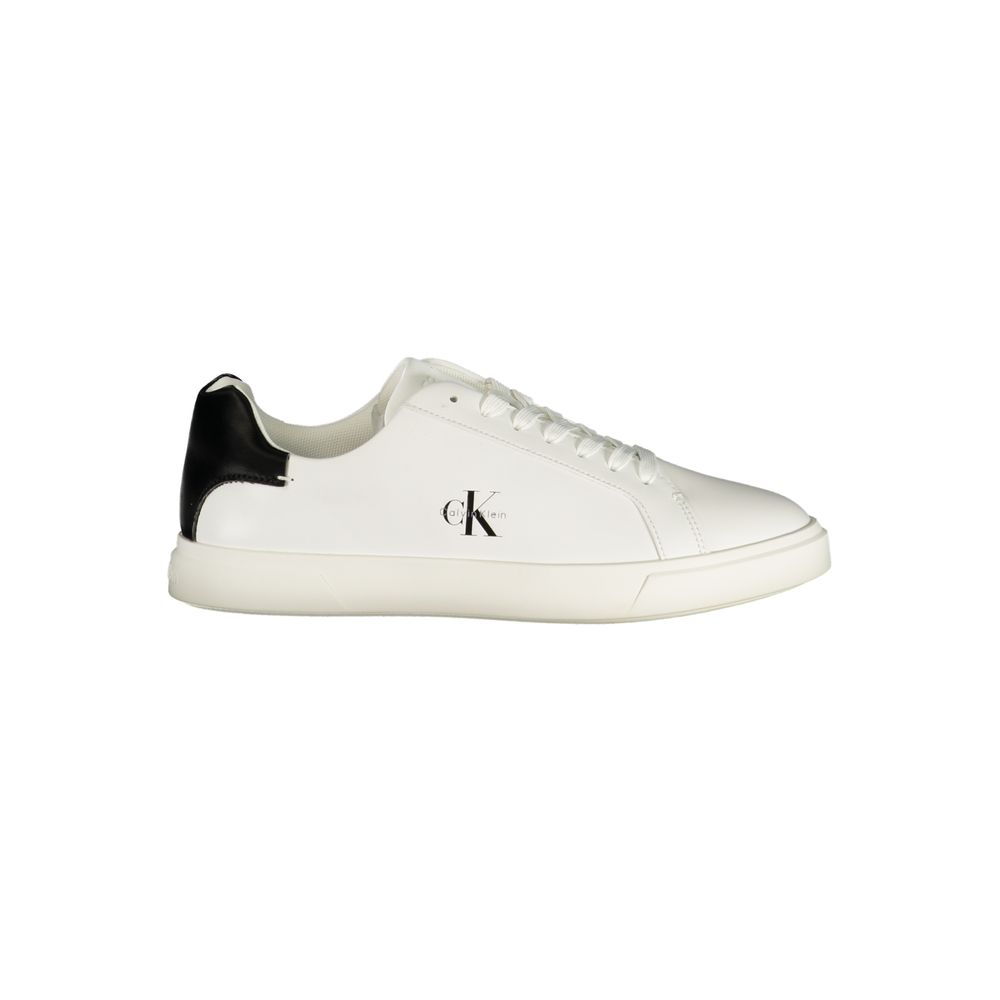 Sneakers blanches en polyuréthane pour femme de la marque Calvin Klein, vue de côté, avec design épuré et moderne