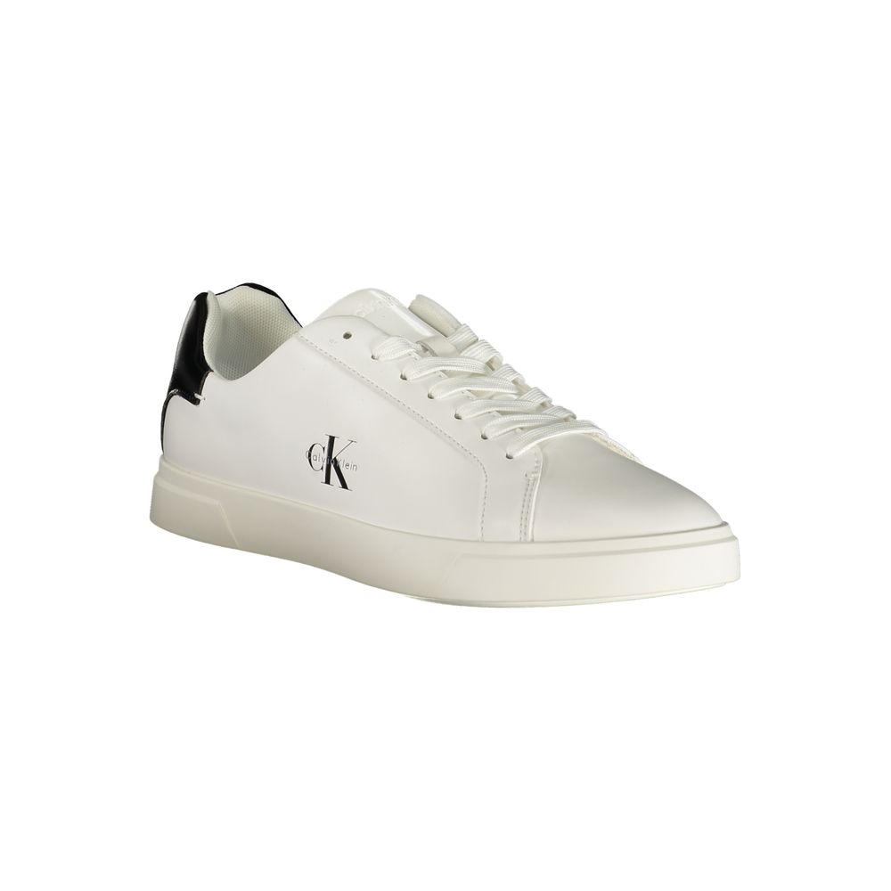 Sneakers blanches en polyuréthane pour femme de la marque Calvin Klein, design moderne et épuré, vue de profil