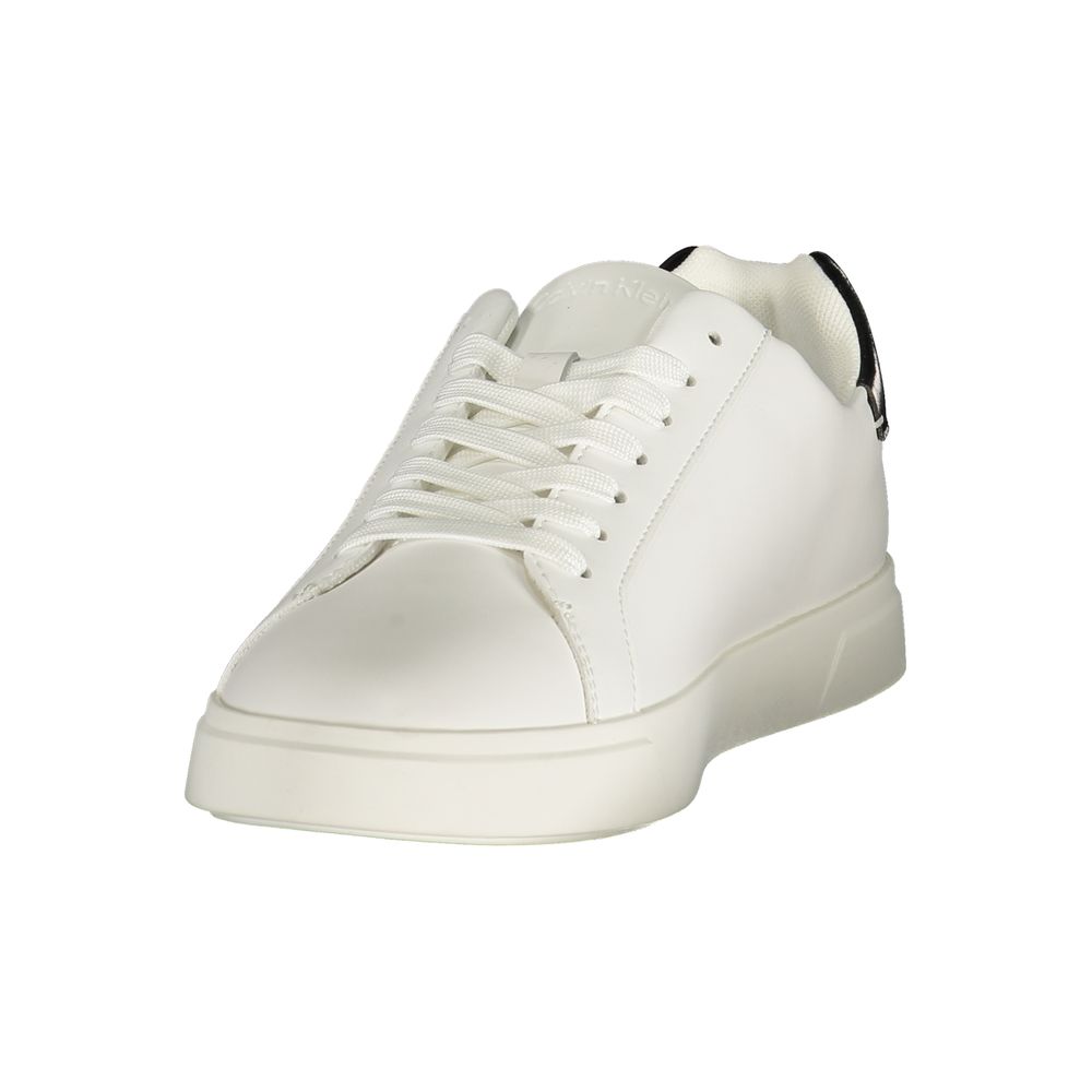Sneakers blanches en polyuréthane pour femme de la marque Calvin Klein, design moderne et élégant.